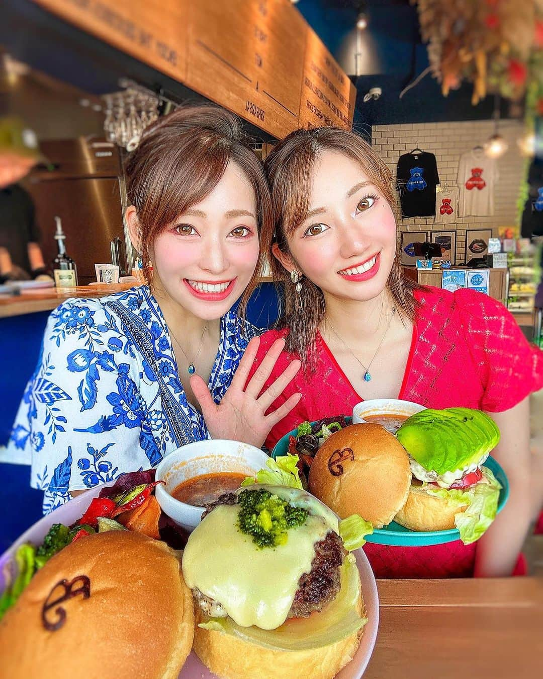 りほのインスタグラム：「宮古島グルメ💕🏝️ ⁡パイナガマビーチの近くにあるお洒落なハンバーガーショップ「BOCCA BURGER」さんへ✨ ⁡ 宮古牛を使用したハンバーガーが食べられるのだ❤️🍔 ⁡⁡Bocca burger サイド＆ドリンクセットをオーダー！🌺妹はアボカドチーズバーガーセット😊🥑 ⁡ ⁡これ下のバンズは2つに分かれてて、スープにつけて食べれるの✨😳二度美味しい😍ハンバーガーのお肉が肉肉しくてソースも美味しくて美味でした💕😆めちゃうま宮古ハンバーガーでした😍 ⁡ ⁡サイドメニューは選べて島野菜の素揚げとポテト、紫芋チップスからセレクト💕島野菜の素揚げが美味しかった〜❤️☺️ ⁡ ⁡  宮古牛や島野菜まで宮古島グルメを堪能できるお店✨店内もおしゃれで写真映えするおしゃれハンバーガー店さん💕🍔😆  まだまだ知らない美味しいお店が宮古島にはいっぱいあるなー❤️😆海に入った後はたまらん☺️  @boccaburger #宮古島グルメ #宮古島カフェ #宮古牛 #リゾバ #バイト #ハンバーガー #boccaburger #宮古島ハンバーガー　#okinawatrip #okinawa #okinawajapan #miyakojima #miyako #miyakojimaisland #miyakoisland #PR #okinawafood #okinawacafe #宮古島グルメ #宮古島 #宮古島旅行 #宮古島カフェ #宮古島ランチ #沖縄　#沖縄旅行 #沖縄グルメ #姉妹　#沖縄カフェ #宮古市 #ハンバーガー女子 #okinawacafe」