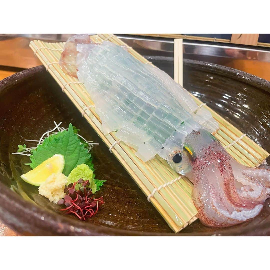 おかゆさんのインスタグラム写真 - (おかゆInstagram)「🎼🐶🦑🎶🎸💫🌈  福岡グルメ🍚 西中洲「博多酒魚家　なか尾」  大好物の呼子のイカ🦑 鮮度抜群！食感もコリッコリ！ 濃厚な甘みが忘れられません🥹  九州各地の新鮮な食材を使った九州料理、 どれも絶品でした…😮‍💨  中尾さんはエンターテイナーでもあり、 楽しく美味しいひとときを 過ごさせて頂きました🤗🌈 翌日のキャンペーンも 駆け付けて下さり感謝です🥲💫  ばりうま！な「なか尾」さん また必ず伺いたいです🎸😘  #九州グルメ #西中洲 #西中洲グルメ  #西中洲なか尾 #博多酒魚家なか尾  #呼子のイカ #大好物 #博多グルメ」10月7日 18時41分 - okayu_dayu