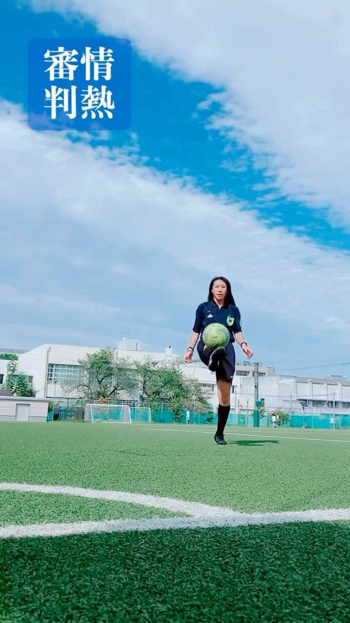 ほんまかよこのインスタグラム：「⚽️#36歳から球蹴りにハマった女   リフティング全然上手くならない！  膝曲がりがち 足首曲がりがち つま先で蹴りがち  ダメなリフティング3選🙅 みたいな動画によくある例フルコンプリート😂  膝も足首も、今まで競技でやってきたスノーボードでの使い方と真逆な気がしてきてる🧐  気がしてるだけかもしれないけど！  課題たくさんですごく楽しいー！😆 下手くそすぎてすごく悔しいー！🔥  #情熱大陸 #情熱審判  #芝のある生活 #芝が好き #greenbeauty #ground #turf #turfgrass #turflife  ────────── 🎦TikTok ＠honmakayoko_soccer ぜひ投稿チェックしてみてね🤗💛❤️ ──────────  #ものまね #パロディ #女審判 #女性審判 #JFA #4級審判 #サッカー好き #パロディサッカー #サッカー #スポーツ女子 #体育会系女子 #football #soccer #referee #footballreferee #japan #comedylife #sportslife #sportswomen #naturelovers」