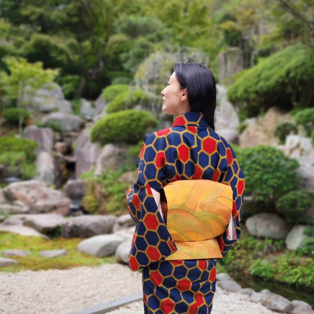 吉松育美のインスタグラム：「Daily kimono 👘 💖  お稽古な日👘💖  １人で着物着付けてみた🙏む、難しいわぁ🥹もっと日常に着物を取り入れたい❤️💜❤️  #kimono #traditional #Japan #zengarden #japanesehouse #着物 #小紋 #日本文化 #日本庭園 #着物女子 #茶道」
