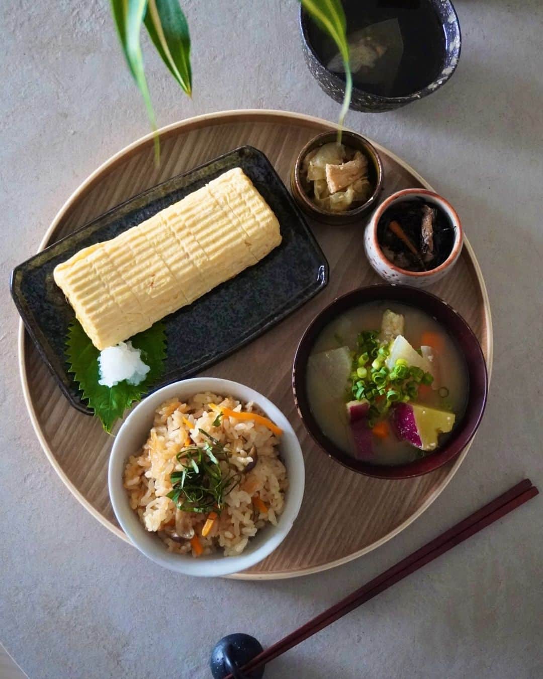 のインスタグラム：「最近の朝昼兼用ご飯🍚 先日 @rebuildingcenterjp でレスキューされた籠を'お盆'として使ってみました。 (3枚目) 籠と一緒に購入した和食器も、早速大活躍してくれています🤝  一器多用。 器も籠も、アイディア次第で使い方は無限大ですね✨  ちなみにお味噌汁も、長野県の道の駅で購入した生きた糀味噌。 これが本当に美味しくて美味しくて… 普段赤味噌派なので、久々に甘みのある味がカラダに沁みます…🙏✨」