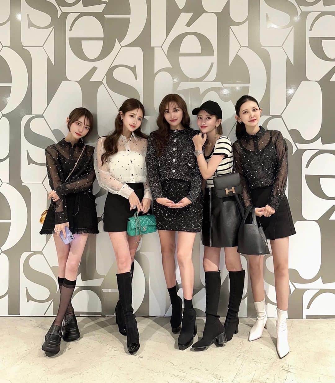 SHIORIのインスタグラム：「なんかめっちゃいい集合写真🥰 だいすきなお友だちたち👭💘  今回のシェリエの展示会も 可愛すぎでした🥹🫶🏻 気付いたらみんなでお揃い・色違い 注文しまくってたもん🥹🥹💘  #すき🫶🏻」