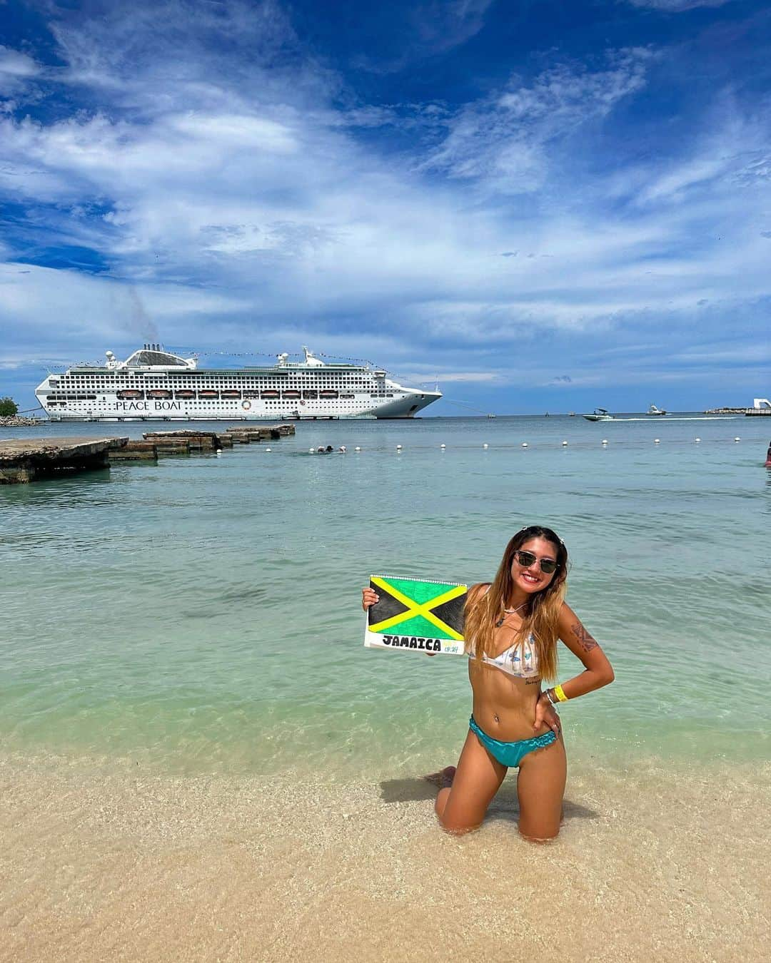 Riho kawaiのインスタグラム：「【船で世界一周中です🌏🚢】 ５つめの寄港地はJAMAICA！！！🇯🇲 ⁡ ⁡ PANAMA→JAMAICA向かう時にパナマ運河 通るんだけど通ってる時に船が停電して断水して パナマ運河出るのに時間かかっちゃったから 予定してた時間滞在できずなんとJAMAICA滞在 3時間しかないという笑っちゃう程短い寄港地でした🤣 ⁡ ⁡ ⁡ 今回の115回クルーズの中で1番綺麗だよ 言われて期待したカリブ海💎でも宮古島のが 断然綺麗で宮古って本当に世界に誇れるなって 思った🌏💫💫💫 ⁡ ⁡ ⁡ ⁡ ⁡ ⁡ 📍#世界一周中 #jamaica 📸#iphonecam ⁡ ⁡ ⁡ ⁡ ⁡ #ピースボート#世界一周#豪華客船#peacebort #peacebort115#ピースボート115#ジャマイカ」