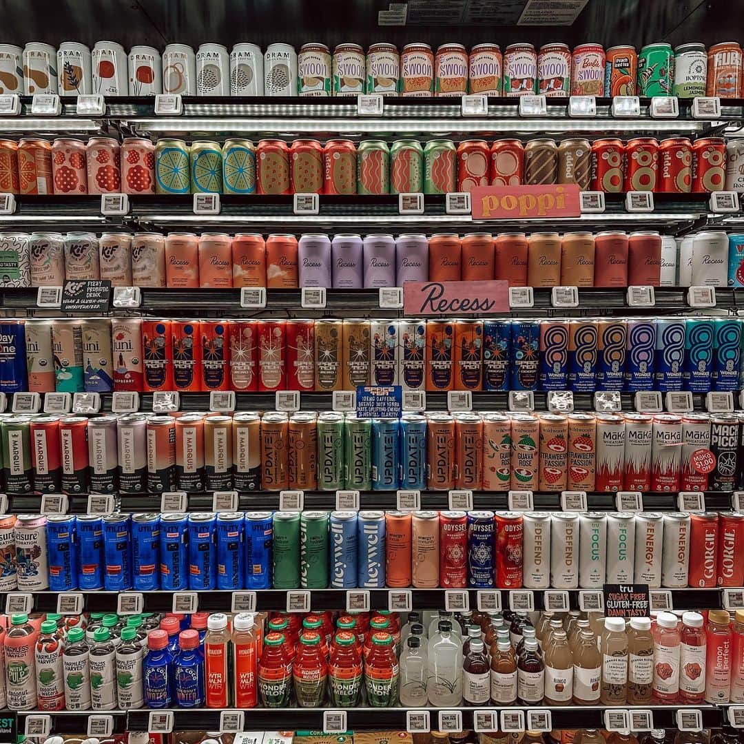 KING-MASAのインスタグラム：「Beautiful color 🎨  海外のパッケージングのデザイン、色使い、陳列、非常に勉強になる。  La に行ったら最近人気の高級スーパー是非行ってみてください！  見ているだけで楽しい😀  @erewhonmarket」