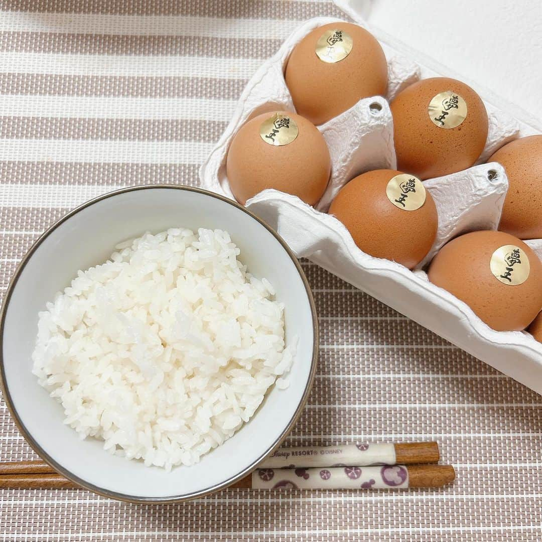 荒木未歩のインスタグラム：「妊娠してから10ヶ月間で一番我慢したのが 卵かけご飯😭😭  元々大好きだったのに、 妊娠してから生物がNGで 日本の卵は生でもきっと平気なんだろうけど 念の為10ヶ月間我慢しました🥹  何度食べてしまおうかと血迷ったかww  旦那にも退院して一番最初に食べたいものは 卵かけご飯！って何度も話してたら 退院日に合わせて大好きな夢王を 取り寄せてくれてました💗💗  本当に優しい…😭✨ ありがとう…😭✨  そして宣言通り退院初日に 卵かけご飯食べました🥰  10ヶ月ぶりの卵かけご飯は とんでもなく美味しかったです☺️  #退院祝い #出産祝い #出産しました #プレママ #産後ママ #産後あるある #妊婦あるある #妊婦ごはん #産後ごはん #産後レポ #卵かけご飯 #夢王」