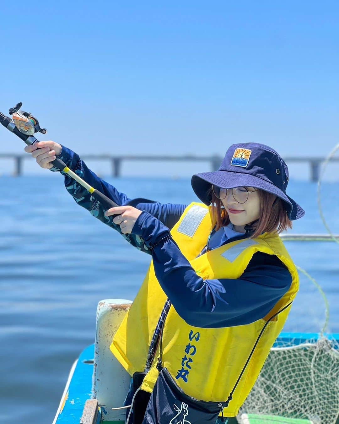 鈴木友梨耶さんのインスタグラム写真 - (鈴木友梨耶Instagram)「一枚目寝てるところ撮られてた😪  タコ釣り楽しかったな〜🐙 自分で釣ったタコは美味しかった！ 家族も喜んでた♪  可愛いサングラス欲しい🕶️ 似合うの一生探してるんだけど  眩しいの耐えられないし、可愛くないのもしんどいしどーしましょ😂  #釣り #釣りガール #海釣り #アングラーズ #fr2fishing」10月7日 18時46分 - yuriyasuzuki_828