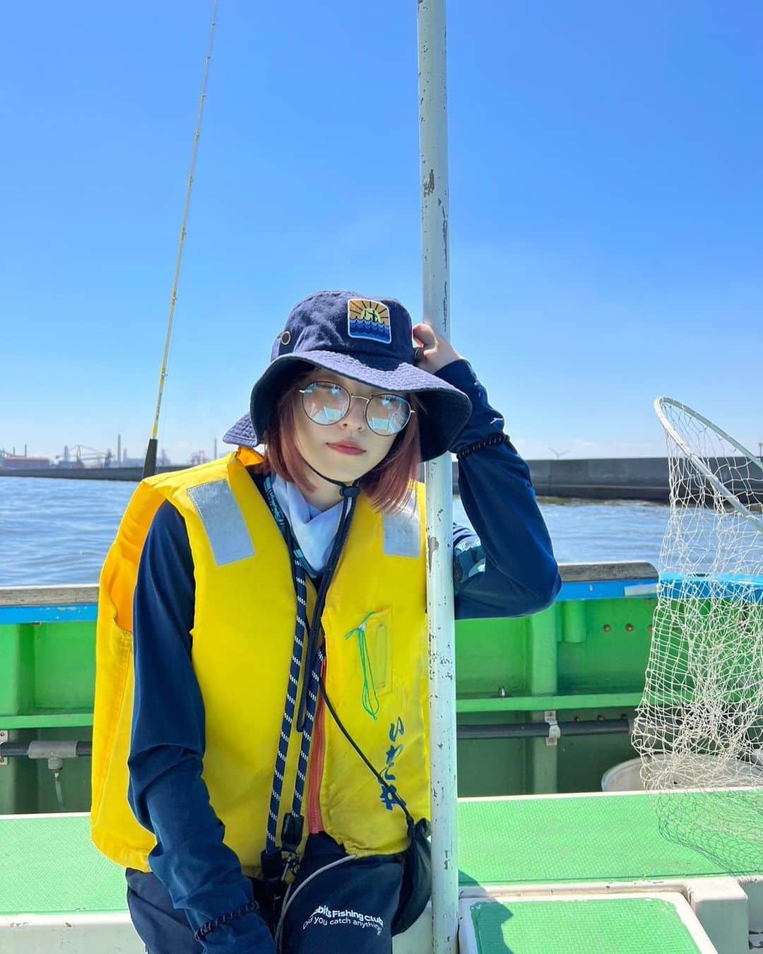 鈴木友梨耶さんのインスタグラム写真 - (鈴木友梨耶Instagram)「一枚目寝てるところ撮られてた😪  タコ釣り楽しかったな〜🐙 自分で釣ったタコは美味しかった！ 家族も喜んでた♪  可愛いサングラス欲しい🕶️ 似合うの一生探してるんだけど  眩しいの耐えられないし、可愛くないのもしんどいしどーしましょ😂  #釣り #釣りガール #海釣り #アングラーズ #fr2fishing」10月7日 18時46分 - yuriyasuzuki_828