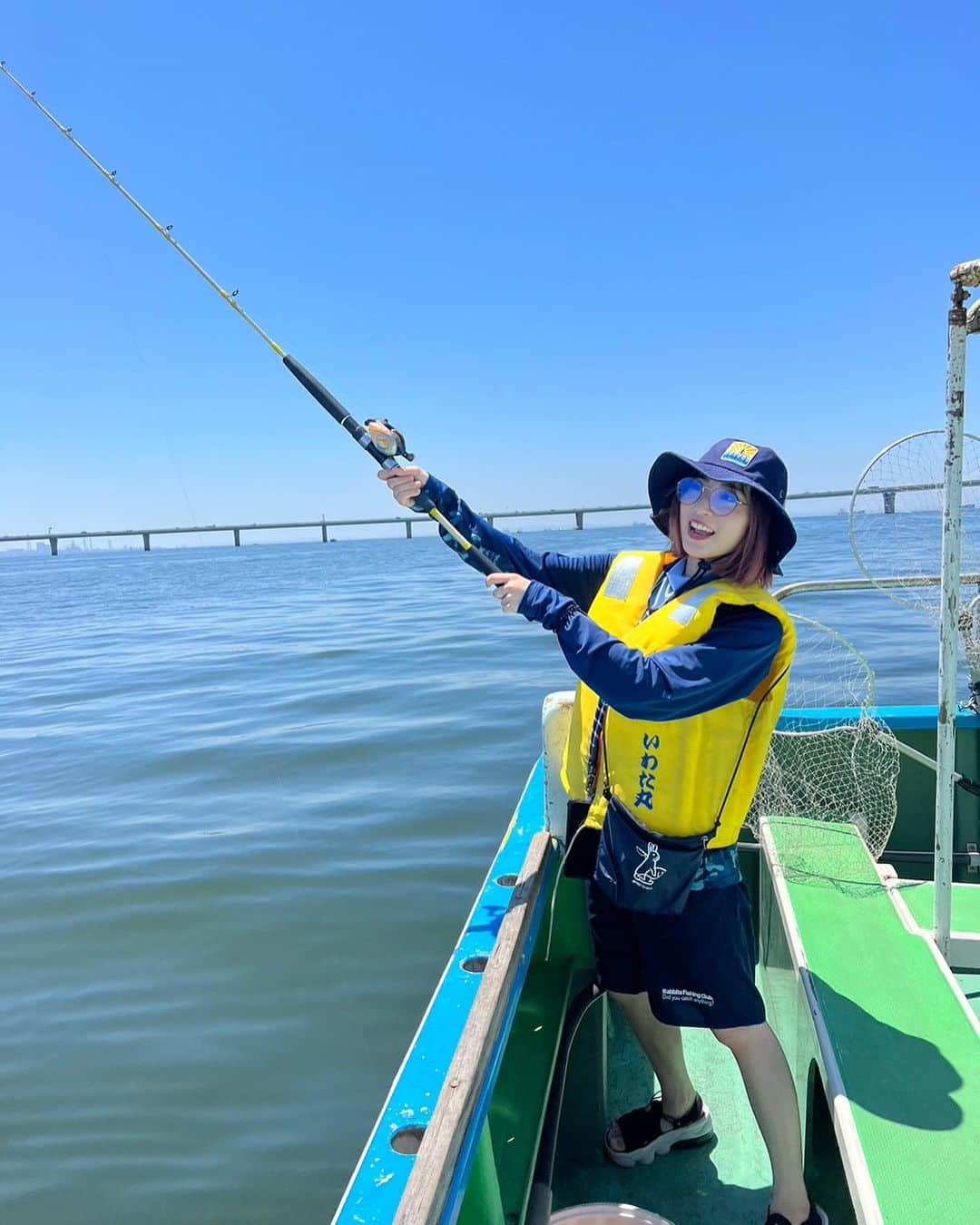 鈴木友梨耶さんのインスタグラム写真 - (鈴木友梨耶Instagram)「一枚目寝てるところ撮られてた😪  タコ釣り楽しかったな〜🐙 自分で釣ったタコは美味しかった！ 家族も喜んでた♪  可愛いサングラス欲しい🕶️ 似合うの一生探してるんだけど  眩しいの耐えられないし、可愛くないのもしんどいしどーしましょ😂  #釣り #釣りガール #海釣り #アングラーズ #fr2fishing」10月7日 18時46分 - yuriyasuzuki_828