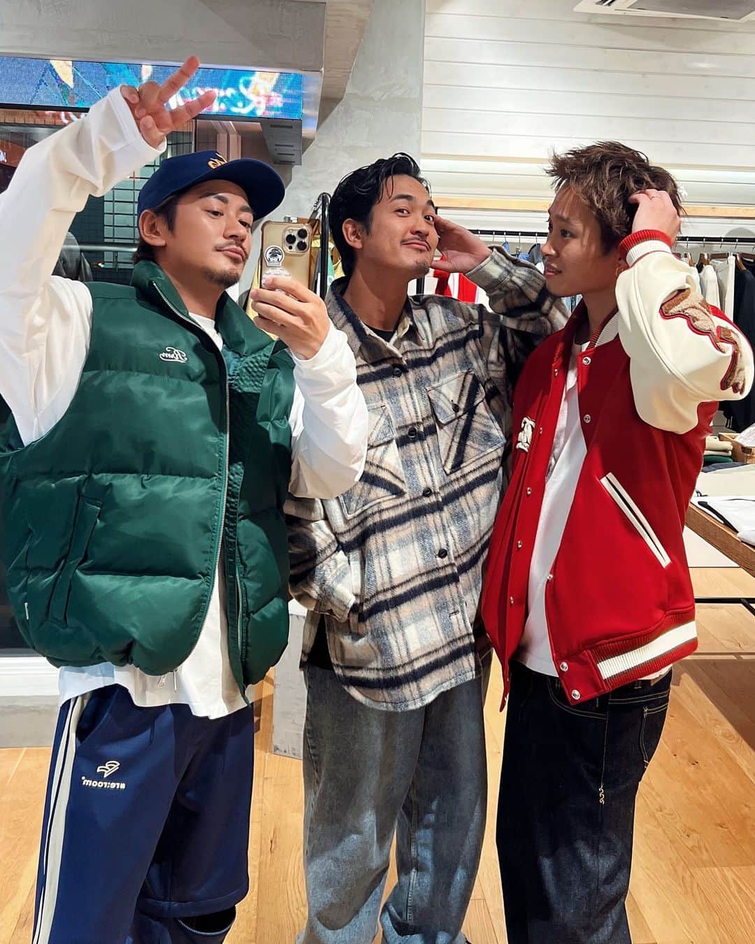 のインスタグラム：「. 一回りもちがう従業員と🐯 今季のアウターめっちゃ可愛い‼️  @keigo_yamazaki  @__mo_11__  三連休は是非お越しください🫰🏽 @reroom_shibuya」