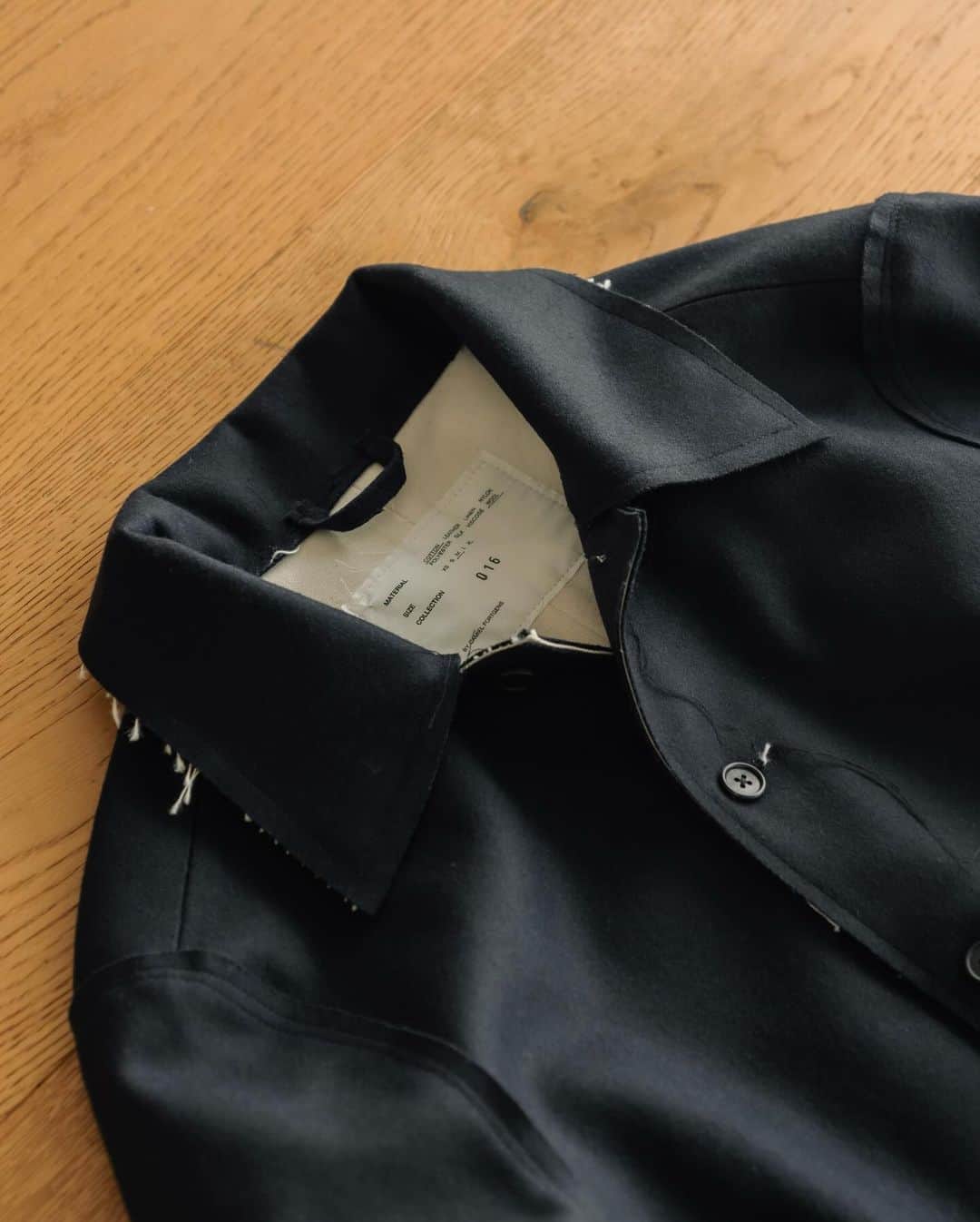 Ryoさんのインスタグラム写真 - (RyoInstagram)「ㅤㅤㅤㅤㅤㅤㅤㅤㅤㅤㅤㅤㅤ @camielfortgens  SHORT GAP COAT いつもよりコンパクトめに作られたショート丈のギャップコート。 肉厚なウールフェルトにライニングの断ち切りデザインは、カミエルらしいですね〜袖を折り返して着てもらうのも👌 カミエルの中では使い回ししやすい1着かと思います☺️  ㅤㅤㅤㅤㅤㅤㅤㅤㅤㅤㅤㅤㅤ #camielfortgens」10月7日 18時49分 - ryo__takashima