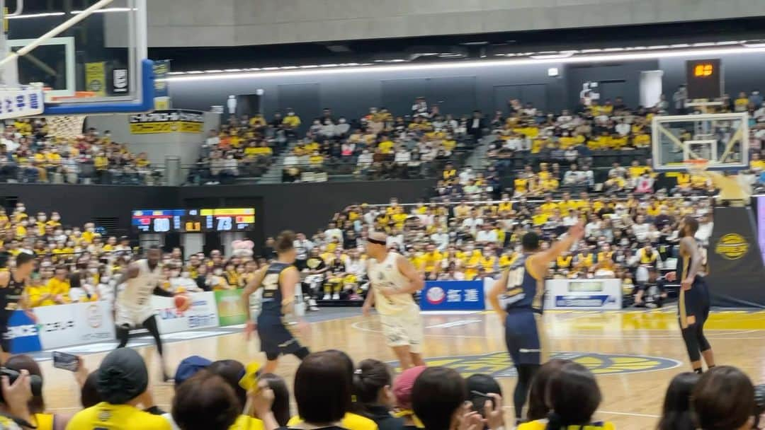 DEppaのインスタグラム：「#Bリーグ  #宇都宮ブレックス 開幕戦！  vs #群馬クレインサンダーズ   #日環アリーナ 超満員！5624人！  大興奮！熱い闘いでした！  試合は接戦を制し 我らがブレックスの勝利！  勝ったぞぉぉぉーーーッ！！！✨😭✨  もう泣けるほどブレックスが好きです。  今シーズンも開幕戦と言う大事な試合の ハーフタイムで2曲歌わさせて頂きました。  光栄の極みです。最高に幸せです。  今シーズンもブレックスファンの皆様が 温かく迎えてくれて大感動でした。  本当にありがとうございました！！！  やっぱバスケは最高に面白い！💯🏀  ブレックスの試合、Bリーグの試合は 本当に楽しいので会場で観戦してみてください✨  パリ五輪もあるし更にバスケが盛り上がる🔥  ブレックスの優勝の為に全力で応援します！  ありがとうございましたー！！！  さぁ！次のライブは来週末【八王子】  思いっきり楽しむぞーーーッ！！！🎉🎶🎤  #宇都宮ブレックス #ブレックス #BREX #Brexy #ブレックスファン #ブレッキー #ベリーちゃん #栃木 #宇都宮 #シクラメン #シクラ族 #シクライブ #バスケ #興奮 #感動 #LIVE #MUSIC」