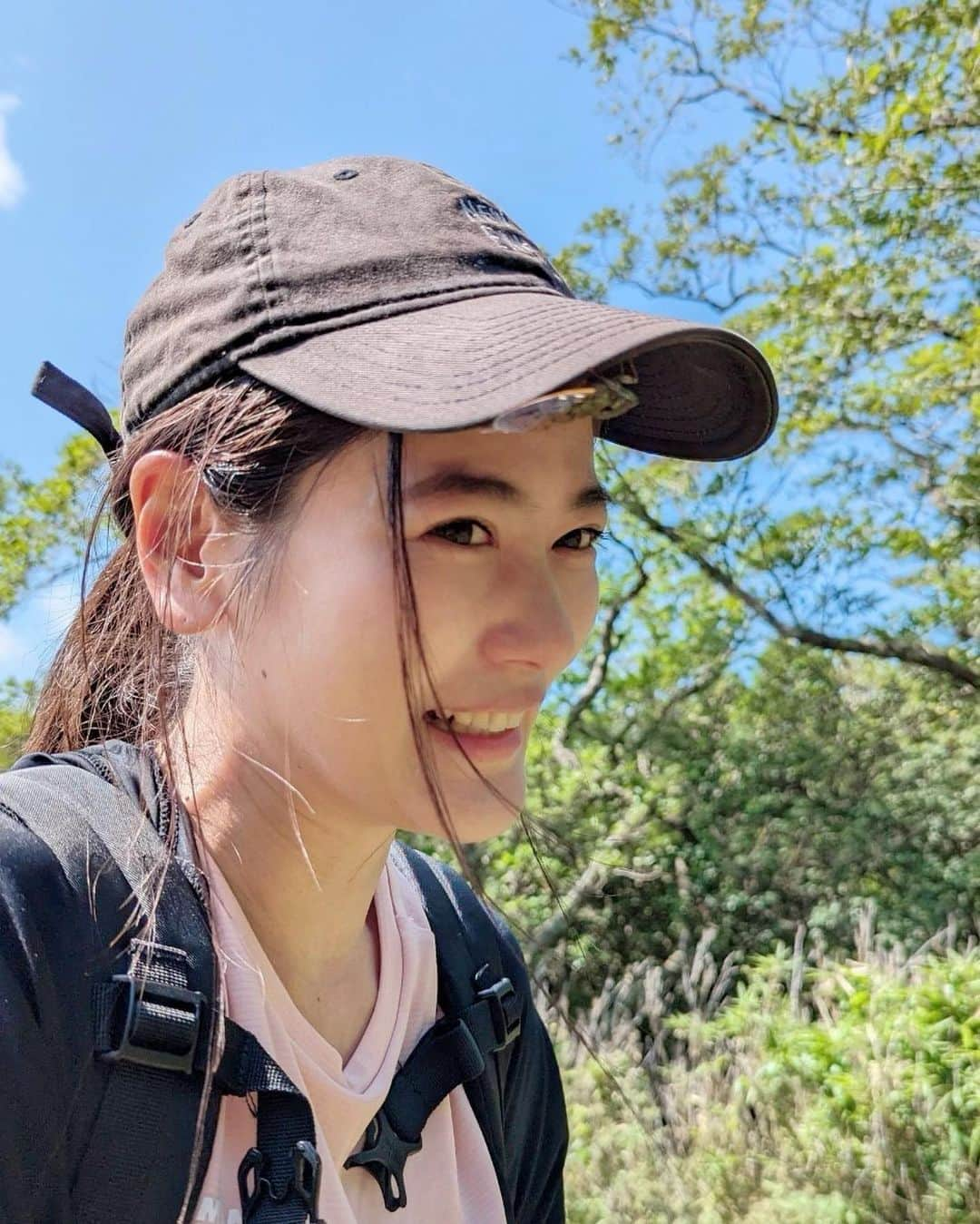 一双麻希 さんのインスタグラム写真 - (一双麻希 Instagram)「夏の思い出写真をもらったので 今更だけどあげておこう⛰😂☀️️🪰  このセミさん、 ここで落ち着いちゃって全っ然動かなくて💦😰w この写真で見るより実際ずっとずっと近距離で目の前すぎて、デカすぎて直視できない、、 こんな距離でセミさんと並んだことがないので、 どうしたらいいか分からない？状態です。笑😧 (いつ飛び立つのかと怖すぎた😂)  ３枚目はこの時の開放感抜群の達磨山✌︎⛰️  つい最近のようなのに、今はもう一気に寒くなり、、 私の心は早くも冬モードです。。😭  #なんでここで落ち着くの🪰 #思い出写真   #達磨山 #伊豆 #低山ハイク #低山 #低山登山 #西伊豆 #西伊豆スカイライン #伊豆旅行 #伊豆観光 #ハイキング #登山初心者 #富士山が見える場所 #絶景 #山女 #山ガール #山好き #登山女子 #山好き #登山 #山好きな人と繋がりたい #アウトドア好き #日本の絶景 #アウトドア女子 #ハイキング #自然が好き #登山ファッション #登山コーデ #japanview #hiking #いっそうまき山記録」10月7日 18時50分 - isso_maki315