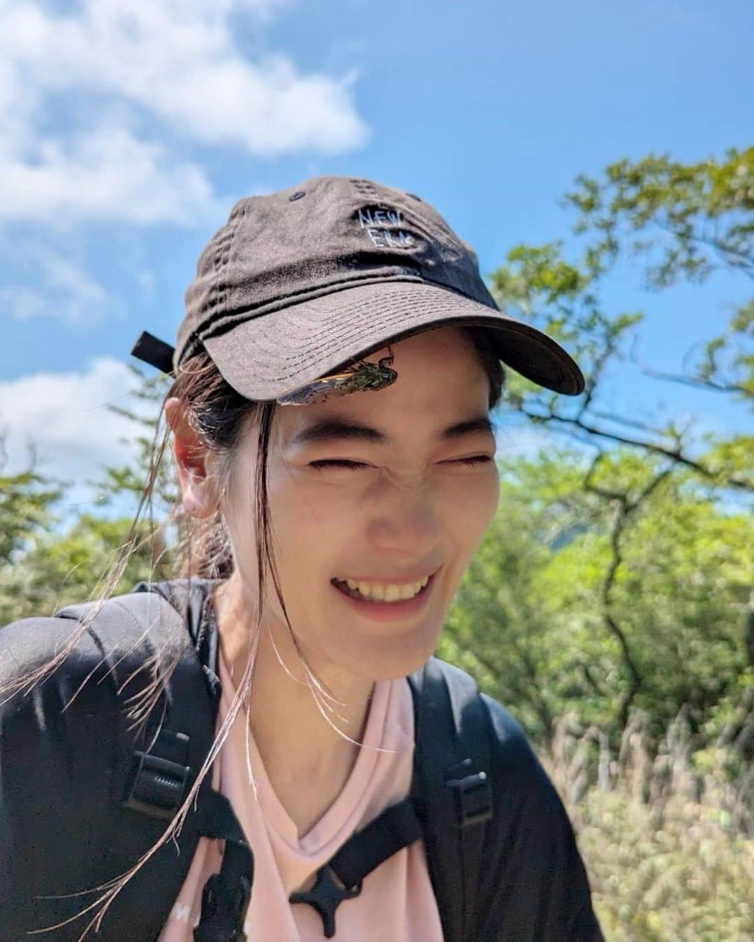 一双麻希 のインスタグラム：「夏の思い出写真をもらったので 今更だけどあげておこう⛰😂☀️️🪰  このセミさん、 ここで落ち着いちゃって全っ然動かなくて💦😰w この写真で見るより実際ずっとずっと近距離で目の前すぎて、デカすぎて直視できない、、 こんな距離でセミさんと並んだことがないので、 どうしたらいいか分からない？状態です。笑😧 (いつ飛び立つのかと怖すぎた😂)  ３枚目はこの時の開放感抜群の達磨山✌︎⛰️  つい最近のようなのに、今はもう一気に寒くなり、、 私の心は早くも冬モードです。。😭  #なんでここで落ち着くの🪰 #思い出写真   #達磨山 #伊豆 #低山ハイク #低山 #低山登山 #西伊豆 #西伊豆スカイライン #伊豆旅行 #伊豆観光 #ハイキング #登山初心者 #富士山が見える場所 #絶景 #山女 #山ガール #山好き #登山女子 #山好き #登山 #山好きな人と繋がりたい #アウトドア好き #日本の絶景 #アウトドア女子 #ハイキング #自然が好き #登山ファッション #登山コーデ #japanview #hiking #いっそうまき山記録」