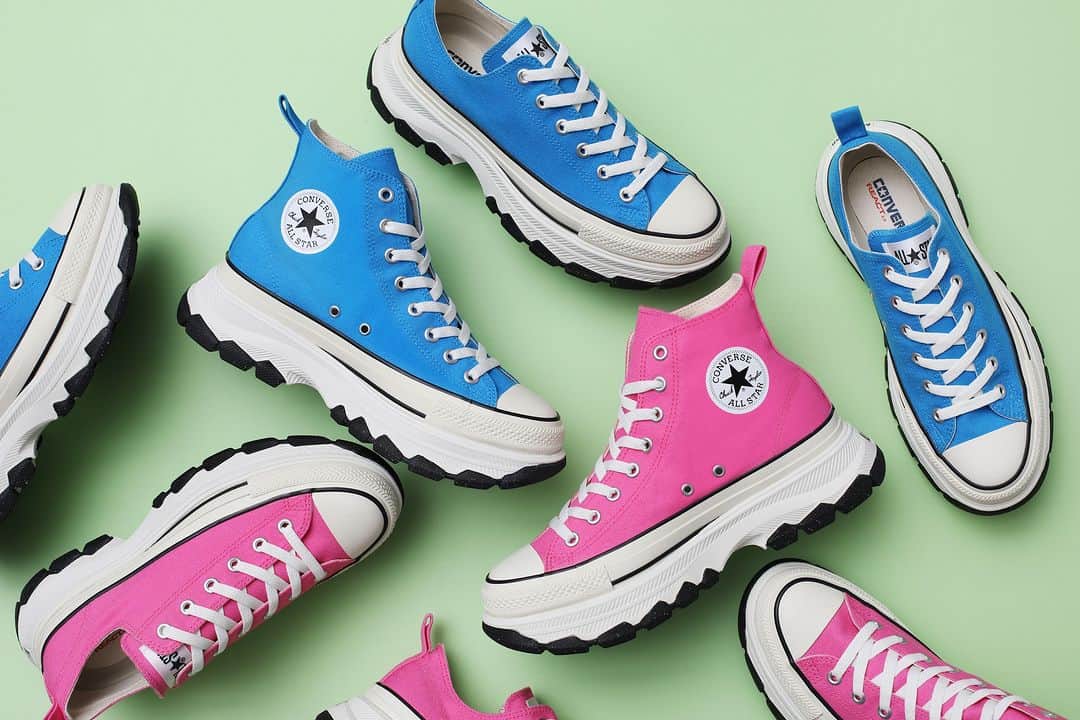 のインスタグラム：「・ ＜RECOMMEND＞   ALL STAR Ⓡ TREKWAVE HI/OX  ￥14,300(税込)    ABC-MART限定モデル。  「REACT（リアクト）」「RECYCLE（リサイクル）」「REFINE（リファイン）」の3つの要素を備えた、オールスターの次世代モデル、ALL STAR Ⓡ（オールスター アール）のソールアレンジモデル。  トレッキングシューズをモチーフに、ボリュームのあるアウトソールを合体させたデザイン。  クッション性のあるE.V.A.ミッドソール、防滑性が向上したアウトソール、コンバースオリジナルの高機能カップインソール「REACT2.0」を搭載。  アーカイブカラーをポップに纏ったアイテムです。  https://gs.abc-mart.net/shop/g/g6698700001012/  #abcmart #abcマート #abcgs #kicks #sneakerhead #sneakers #sneakeraddict #tokyo #japan #kickstagram #??#converse #allstar  #chucktaylor #abcマート #converseallstar」