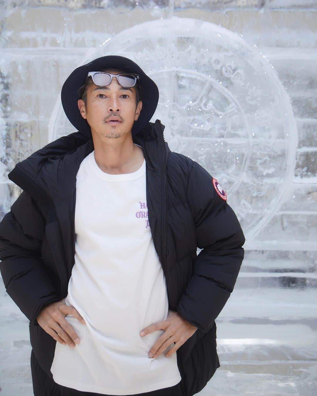 窪塚洋介のインスタグラム：「@canadagoose 神戸店が本日オープンということで、 OPENING PARTYに昨日お呼ばれ🤗  天井の大型スクリーンに空が映されていたり、 マイナス15℃の極寒コールドルームで試着体験できたり、“地球”を感じながら買い物が楽しめるお店だった🌏🪿🥶❤️‍🔥 今日だけ限定？でデカい氷のブランドロゴもクールだった🧊 平井社長からお聞きした、企業理念や環境への配慮の深さとその歴史になんせ感動した。 娘へのお土産jktまでありがとうございます!!!   #カナダグース #canadagoose #LiveInTheOpen #PR」