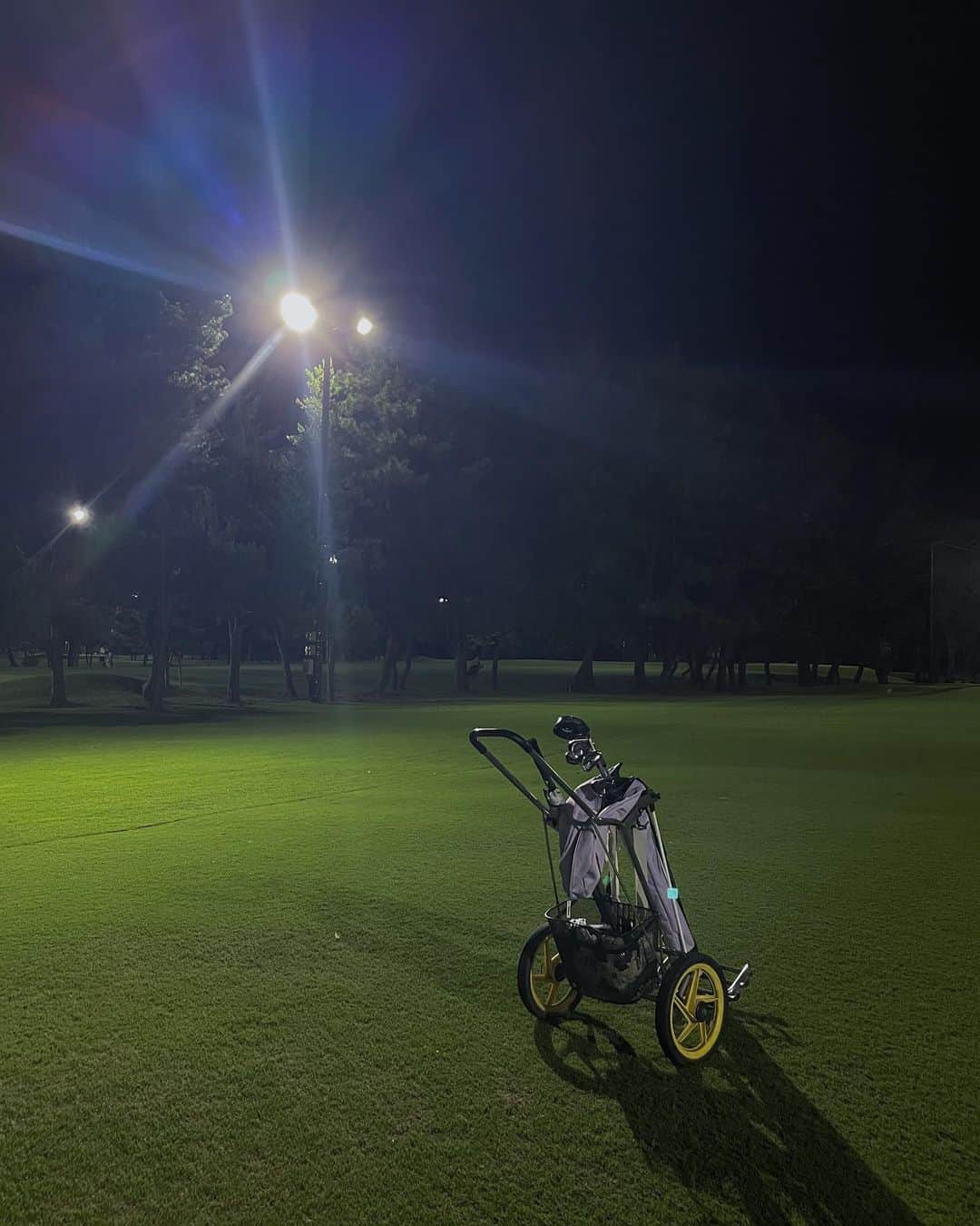 吉川まあこさんのインスタグラム写真 - (吉川まあこInstagram)「✴︎ ‎𓊆night golf𓊇  先月夏の終わりに初のナイターゴルフ行ってきたよ☽･:*  光るボールが楽しくてしょうがなかった!!  夜肌寒くなってきちゃったけど もう１回ぐらい夜コース行きたいなぁ⛳️°🏌️‍♀️  終わった後の焼肉最高だった𓌉𓇋 ‎  #golf#ゴルフ #ゴルフ女子 #ゴルフ女子コーデ  #東宝調布スポーツパーク」10月7日 10時02分 - maako_hinahina
