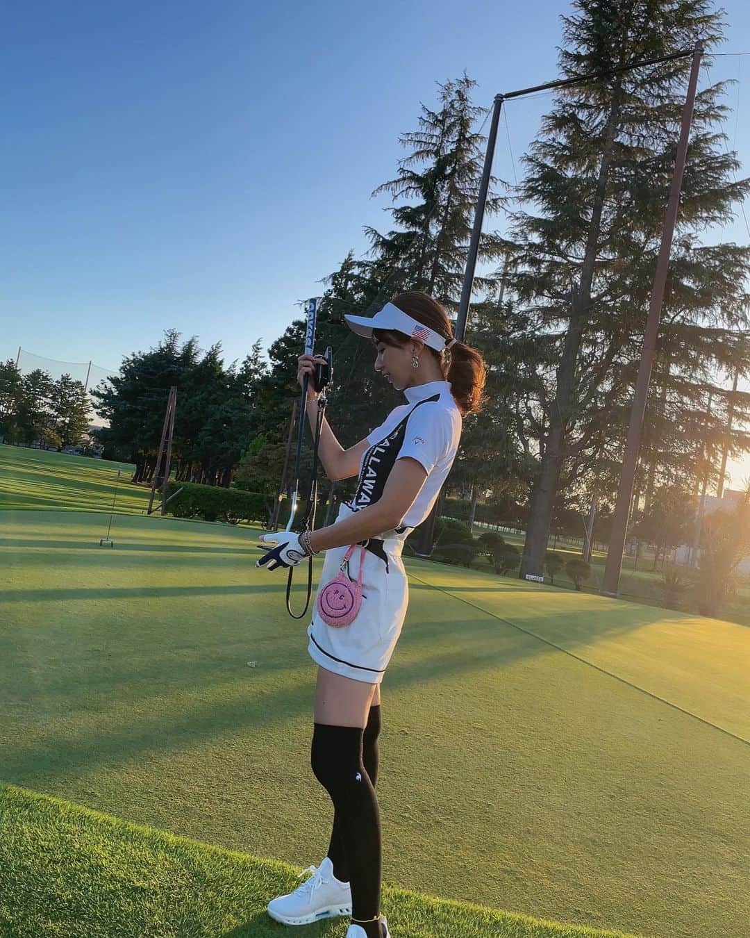 吉川まあこさんのインスタグラム写真 - (吉川まあこInstagram)「✴︎ ‎𓊆night golf𓊇  先月夏の終わりに初のナイターゴルフ行ってきたよ☽･:*  光るボールが楽しくてしょうがなかった!!  夜肌寒くなってきちゃったけど もう１回ぐらい夜コース行きたいなぁ⛳️°🏌️‍♀️  終わった後の焼肉最高だった𓌉𓇋 ‎  #golf#ゴルフ #ゴルフ女子 #ゴルフ女子コーデ  #東宝調布スポーツパーク」10月7日 10時02分 - maako_hinahina