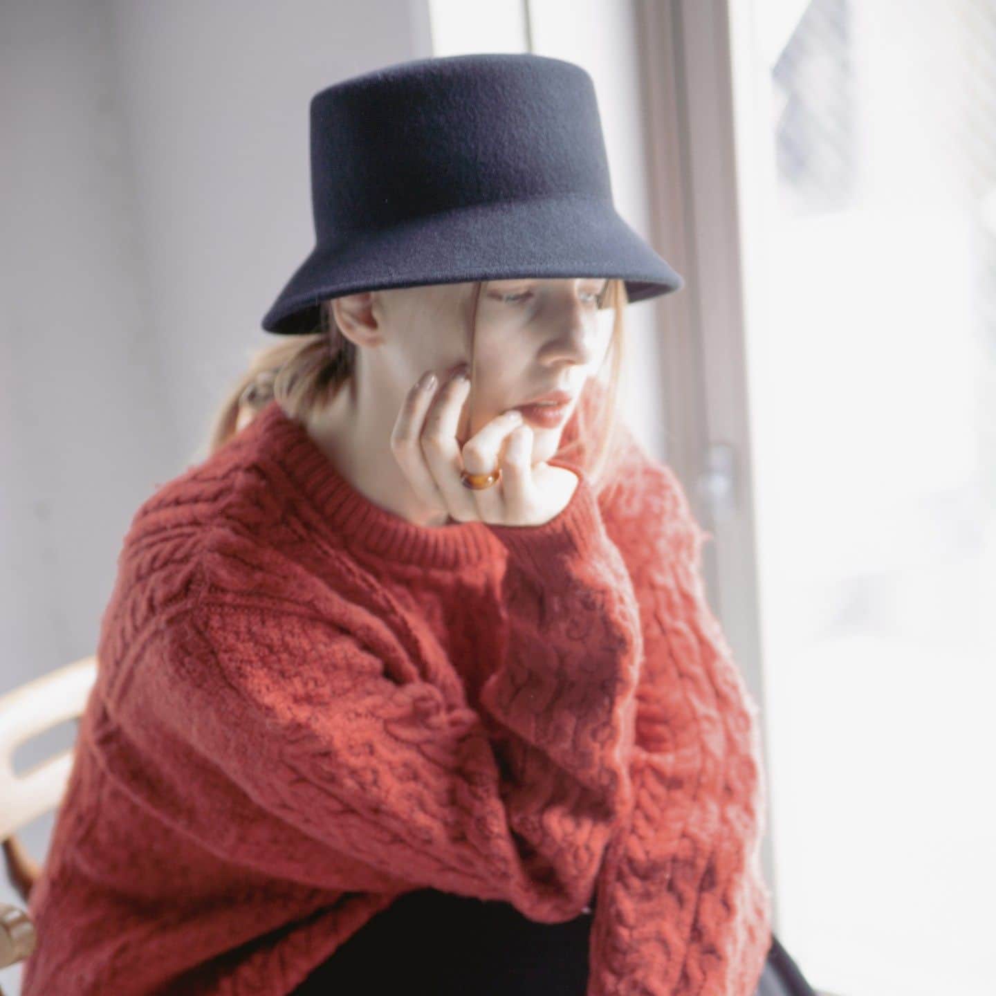 【公式】帽子専門店イチヨンプラス さんのインスタグラム写真 - (【公式】帽子専門店イチヨンプラス Instagram)「. 無駄のないシルエットが目を引くフェルトバケハ。  ウール100%の生地は重厚感があり、 冬のコートと合わせると、クラシカルな雰囲気を演出。  バケハという親しみのあるジャンルでも、 フェルト生地の高級感ある作りで、日々のコーディネートをアップデートしてくれます。  今日はおしゃれをしてお出かけしたい♪ そんな日のコーディネートの主役に、是非。  ▼商品名 #フェルトバケハ ▼商品コード #103366  ¥5,200(税込) Color:black,beige,gray  ._______________________________________⠀⠀⠀  商品や色々なシーンに合わせた帽子コーデ、帽子にまつわるHOW TOをお届けしています♪ 最新情報はアカウントをCheck！ 👉@14plusjp . .________________________________________⠀⠀⠀ #イチヨンプラス #帽子 #帽子コーデ #バケットハット#バケハ#フェルトハット #秋コーデ#ギフト」10月7日 10時08分 - 14plusjp
