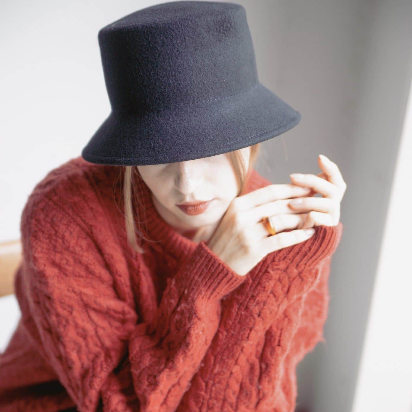 【公式】帽子専門店イチヨンプラス さんのインスタグラム写真 - (【公式】帽子専門店イチヨンプラス Instagram)「. 無駄のないシルエットが目を引くフェルトバケハ。  ウール100%の生地は重厚感があり、 冬のコートと合わせると、クラシカルな雰囲気を演出。  バケハという親しみのあるジャンルでも、 フェルト生地の高級感ある作りで、日々のコーディネートをアップデートしてくれます。  今日はおしゃれをしてお出かけしたい♪ そんな日のコーディネートの主役に、是非。  ▼商品名 #フェルトバケハ ▼商品コード #103366  ¥5,200(税込) Color:black,beige,gray  ._______________________________________⠀⠀⠀  商品や色々なシーンに合わせた帽子コーデ、帽子にまつわるHOW TOをお届けしています♪ 最新情報はアカウントをCheck！ 👉@14plusjp . .________________________________________⠀⠀⠀ #イチヨンプラス #帽子 #帽子コーデ #バケットハット#バケハ#フェルトハット #秋コーデ#ギフト」10月7日 10時08分 - 14plusjp
