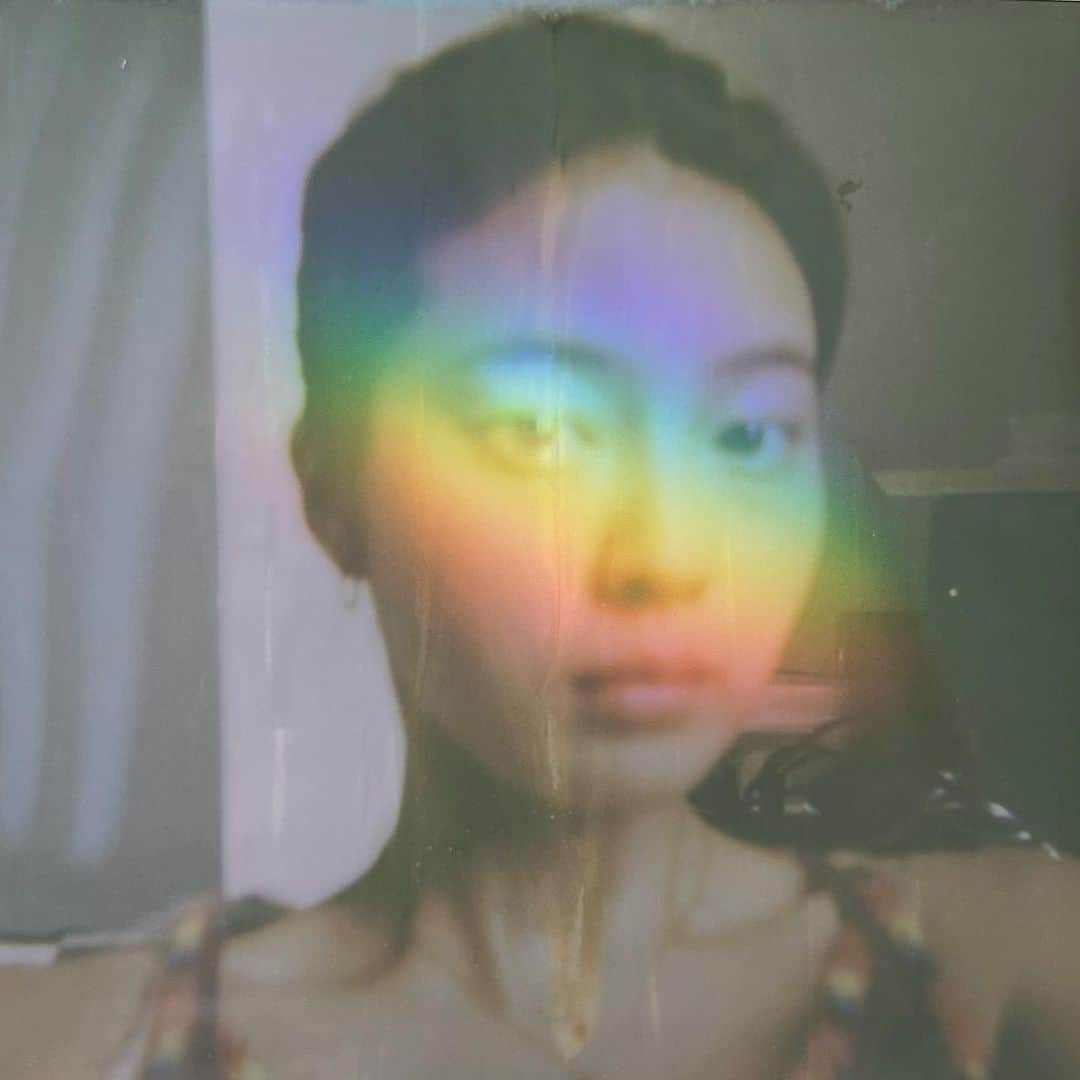 高橋春織のインスタグラム：「selfie🌈  ポラロイドの完全に現像される前の途中経過の色が好き☺︎  #polaroid」