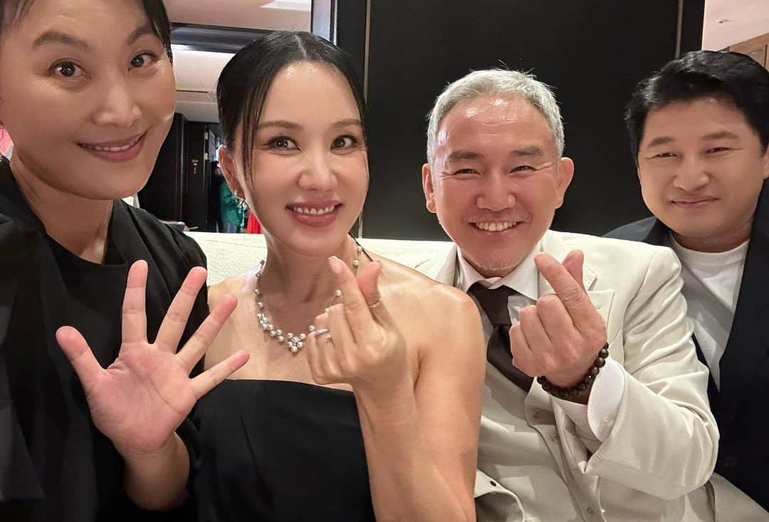 オム・ジョンファさんのインスタグラム写真 - (オム・ジョンファInstagram)「화사한그녀 시사회.  많이 웃어주셔서 행복했어요 !!#화사한그녀 #시사회 #missfortune」10月7日 10時07分 - umaizing