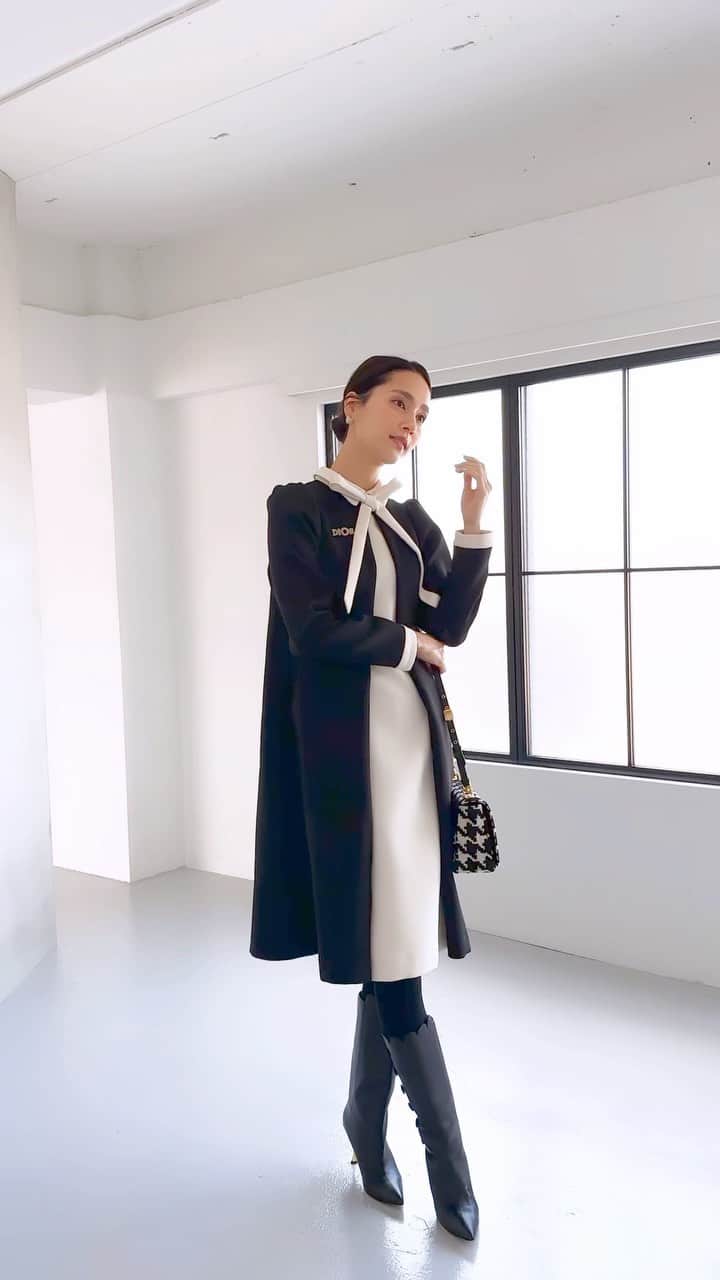 川人未帆のインスタグラム：「10月のコレクション“Model’s Styling”撮影メイキング🍂 リボン結びシーン多め。笑 服のデザインとディレクションは無論、密接な関係で、 デザインをしているからこそ、どういう場所で、どういうポージングで、どういうヘアメイクが服を1番綺麗に見せられるか、にこだわれる。 私はザ・細かすぎて伝わらない的な、オタクちっくなこだわりポイントがあったりして、そこを表現するのにもやはり。ディレクションは自分でする、というのは、”服を作る”という作業の、大切な工程の一つなのです。  今月もかわいいが盛り沢山！ そしてモデル・カメラマン・ヘアメイク・サポートスタッフ、関わってくれる皆様のおかげで素敵に仕上がります・・・✨ コレクション、そしてModel’s Stylingを楽しみにしていただけたら幸いです！」