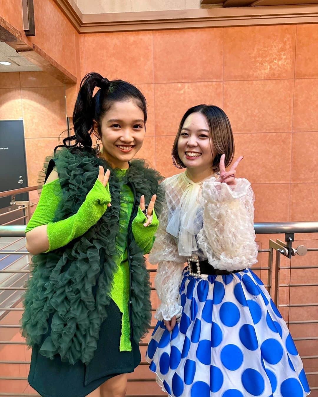 山崎玲奈さんのインスタグラム写真 - (山崎玲奈Instagram)「｢ハマダ歌謡祭｣ ご覧頂きありがとうございました‼️ 今回はなんと #ピーターパン を意識した衣裳でした😎 沢山のディズニーの名曲たちを至近距離で浴びれるなんて……幸せでした🤩 セットもとっても可愛くて😍 ウキウキ夢の国でした🏰 ・  #豊原江理佳 さんと #mizki さんと撮って頂きました📸😍 ・ ・  #tbs  #オオカミ少年   #ディズニー   #ルーキー世代」10月7日 10時09分 - renayamasaki07