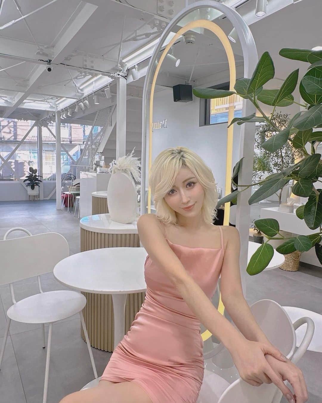 美咲あいりのインスタグラム：「💖 ⁡ ⁡ ⁡ 秒速小顔で肩・肩甲骨〜首のハイフしてきたよ 𝑈𝐿𝑇𝑅𝐴  22D 𝐻𝐼𝐹𝑈 はショット数無制限で3層打ち放題で 直後から効果が感じられて首が長くなってすっきり✨ ⁡ 　 ⁡ ⁡ 10月キャンペーンで HIFU  通常128,000円→4,980円 ⁡ ⁡ 【 bk-airi03 】と伝えてもらえると 通常5,500円オプションの水光注射クリームを プレゼントしてもらえます ⁡ 肩から肩甲骨までハイフすると肩こりがすっきり良くなるし 首も長くなっておすすめだよ✨ ⁡ ⁡ @byousokukogao_shinjuku  #byousokukogao #秒速小顔 #HIFU」