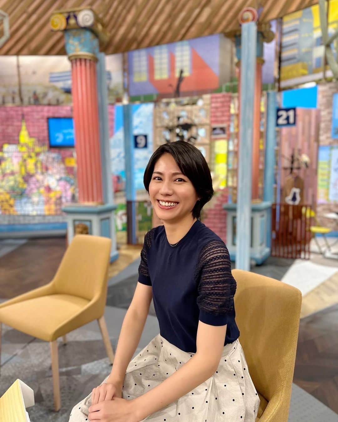 松下奈緒のインスタグラム：「皆さんこんにちは☀️  本日も「旅サラダ」をご覧いただきありがとうございました。  私も燕三条のピーラーや包丁を使っていますが、切れ味に毎回感動します！！ アートに溢れた街に私も行ってみたくなりました😊  小豆島の妖怪美術館にも是非行ってみたいですね😆  段々気温も低くなってきましたので、体調管理にはお気をつけ下さい😀  #旅サラダ @tabisalad   #松下奈緒  <衣装> ニット#CYCLAS スカート#CoutureBrooch アクセサリー#vendomeaoyama」
