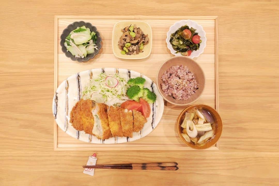 のインスタグラム：「*** いつかのごはん。  先日インスタライブで ミルフィーユかつの話したので🥩  大葉とチーズのミルフィーユかつ 青梗菜とえのきのおひたし いちおう五目ひじき わかめときゅうりとトマトの酢の物 おナスとネギのおみそ汁  かつって美味しいけど キッチンのあらゆるところが あぁ…ってなりますよね🫠」