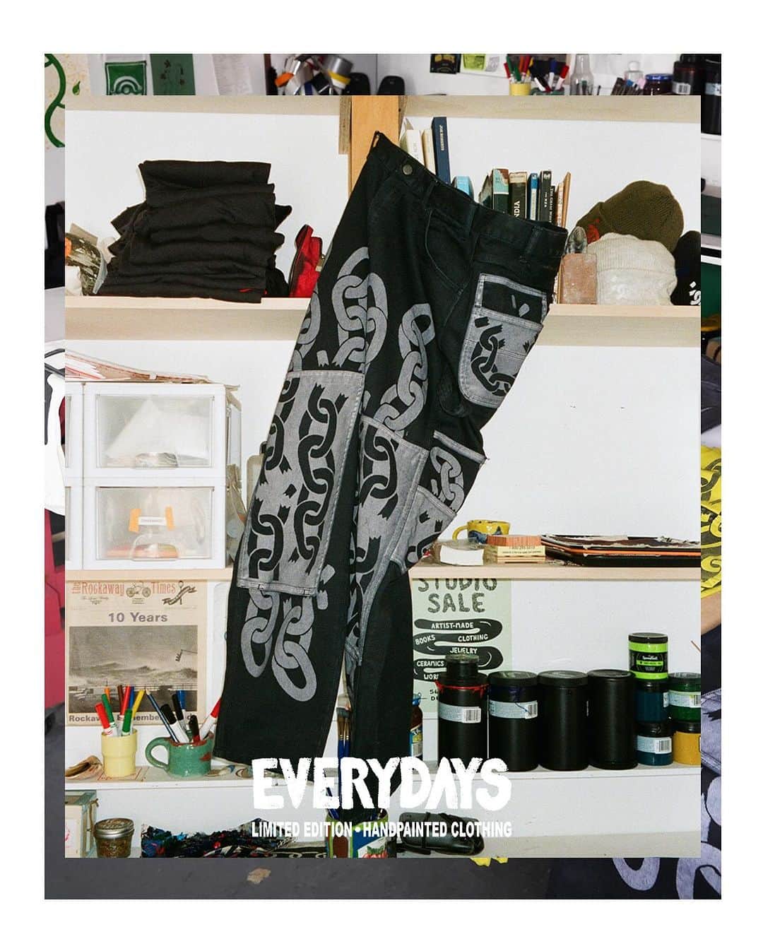 JOURNAL STANDARDのインスタグラム：「EVERYDAYS × FIFTH for JOURNAL STANDARD ------------------------- ニューヨークを拠点に活動をしているJordan Johnson。 彼はサーファーとペインター活動の傍ら、 ファッションブランドEVERYDAYSを展開している。 政治や階層、宗教という文化と親和性のある蛇のモチーフをあしらったプロダクトの数々は、ミステリアスでありファッショナブルでもある。 今回、JOURNAL STANDARDと中目黒のヴィンテージショップ「FIFTHGENERAL STORE」では、 ペインターパンツを筆頭に、フーディやロングスリーブTシャツを別注でリリース。 EVERYDAYSの掲げるアティチュードをイラストレーションで表現し、 広い解釈にアプローチする今回のコレクション。 どこか70年代のヒッピーカルチャーも彷彿とさせるクリエイティビティなウェアをぜひ手にとってみては。  -------------------------  @__everydays__  @fifth_store_tokyo  ------------------------- #2023aw #journalstandard #baycrews #fashion #journalstandardmens #journalstandardladies #ジャーナルスタンダード」