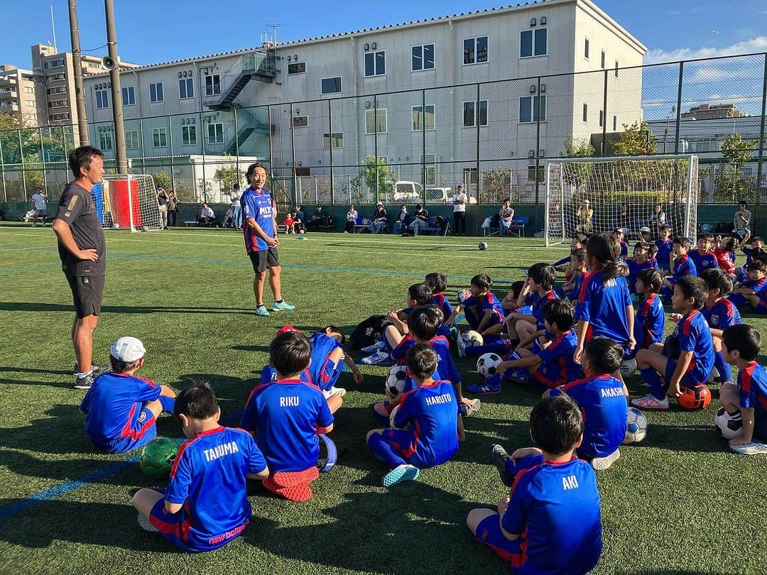 石川直宏さんのインスタグラム写真 - (石川直宏Instagram)「『FC東京深川スクール』  キンダー(未就学児)〜小学校6年生とボールを蹴ってきました🔵🔴⚽️  ボールを蹴る時間以外は、質問コーナーやサイン会🙋🏻🙋🏻‍♂️🖊️  一生懸命にボールを追いかけ、僕の話に耳を傾けてくれました。  この後U15深川の選手たちとスタッフとのゲームがあったけど、膝の調子が悪く断念、、、  痛みや違和感なく、思い切りボールが蹴りたいな。  いつまで一緒にボールを蹴る事ができるか分からないけど、可能な限り一緒に動きながら想いや経験を伝えていきたいと思います。  #FC東京深川スクール #fctokyo #FC東京 @fctokyoofficial  #Tokyo #東京 #東京が熱狂 #FC東京ファミリー #FC東京普及部 #fctokyoclubcommunicator  #FC東京クラブコミュニケーター #NaohiroIshikawa #石川直宏」10月7日 10時17分 - sgss.18