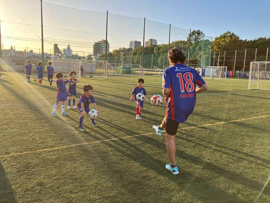 石川直宏さんのインスタグラム写真 - (石川直宏Instagram)「『FC東京深川スクール』  キンダー(未就学児)〜小学校6年生とボールを蹴ってきました🔵🔴⚽️  ボールを蹴る時間以外は、質問コーナーやサイン会🙋🏻🙋🏻‍♂️🖊️  一生懸命にボールを追いかけ、僕の話に耳を傾けてくれました。  この後U15深川の選手たちとスタッフとのゲームがあったけど、膝の調子が悪く断念、、、  痛みや違和感なく、思い切りボールが蹴りたいな。  いつまで一緒にボールを蹴る事ができるか分からないけど、可能な限り一緒に動きながら想いや経験を伝えていきたいと思います。  #FC東京深川スクール #fctokyo #FC東京 @fctokyoofficial  #Tokyo #東京 #東京が熱狂 #FC東京ファミリー #FC東京普及部 #fctokyoclubcommunicator  #FC東京クラブコミュニケーター #NaohiroIshikawa #石川直宏」10月7日 10時17分 - sgss.18