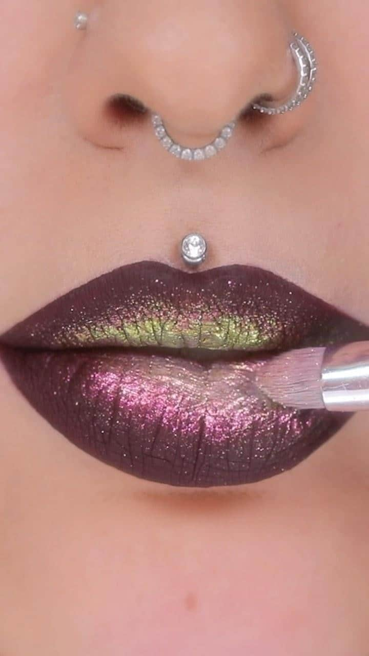 ヤスミナ・ダニエルのインスタグラム：「What would you call this lip? 😚 love this combo! Products: @blackmooncosmetics Abyss @karlacosmetics opal multichrome pressed ‘rockabye baby & beauty sleep’ @queencosmeticsstore cosmic dust  #lipart #makeup #oddlysatisfying」