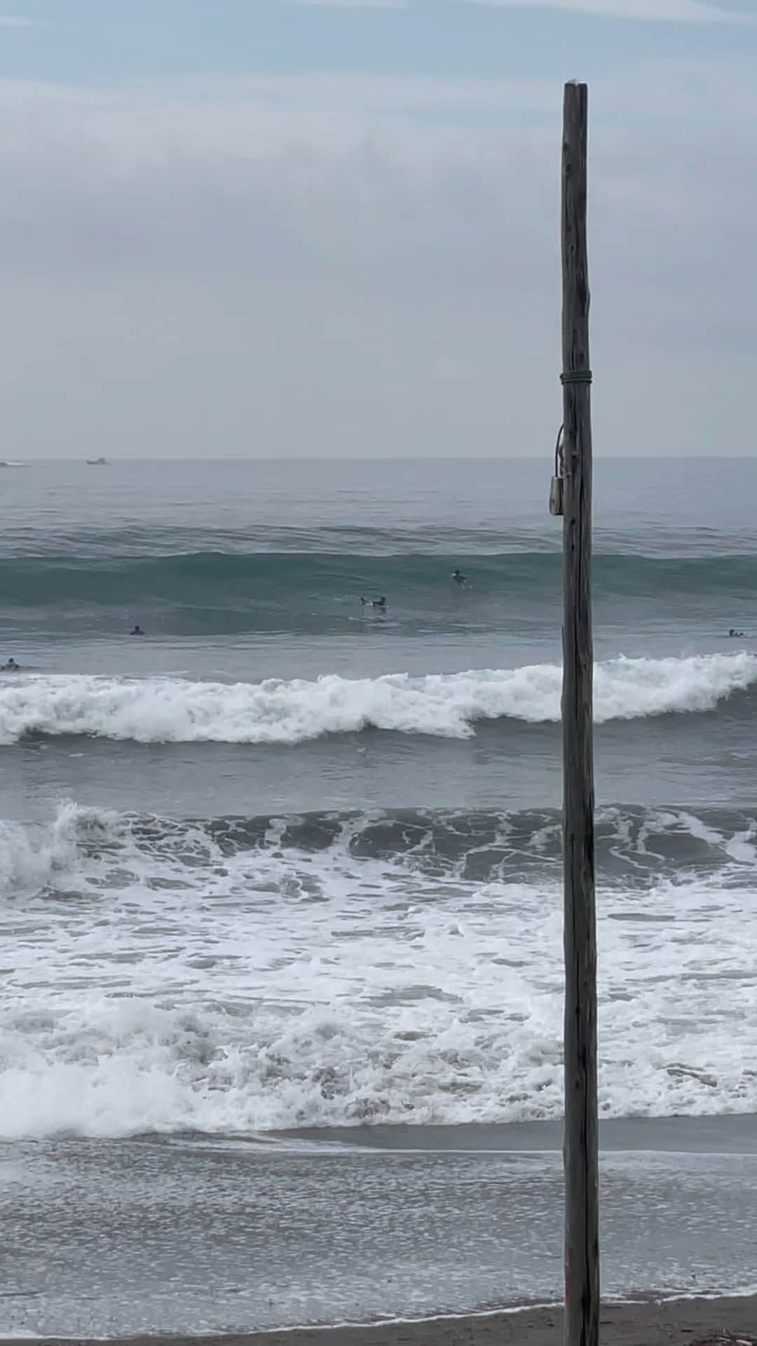 田中卓志のインスタグラム：「湘南でサーフィンしている人居ました！🏄」