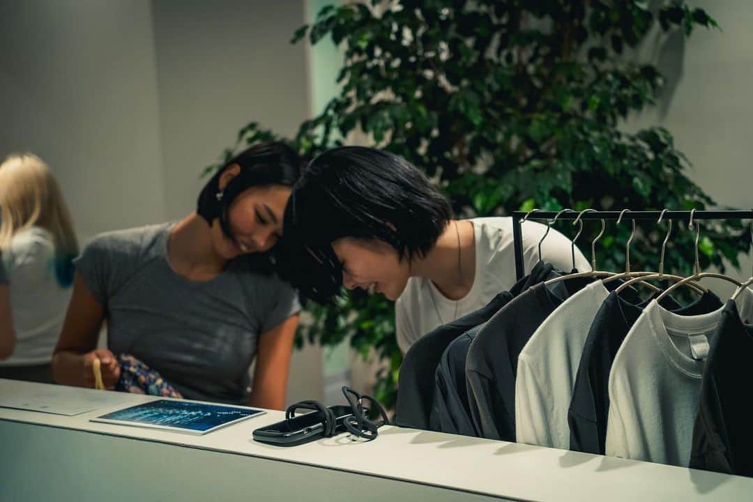 AMIKAのインスタグラム：「＝＝＝＝＝  2023/11/18-19に開催される TOKYO WOMEN’S RUNのセッションに 参加させていただきました💗  みんな心の底から走ることを楽しんでいて、 走ることの素晴らしさを思い出すことができました。  苦手な長距離もみんなとだったら秒だった‼️  最近は走ることが義務化されて苦しいことが多かった中、 このような機会をいただいて、素晴らしい仲間と自然に 笑顔で走ってる自分がいました。  季節的にも気持ち良く走ることができたので みなさんにもおすすめです！超気分転換になった！！  走った後に人生初めてのヨガにも参加させてもらったん だけど、自分自身と向き合う時間で心が浄化されました  今ストレスが溜まってたり、色々悩み事がある方は 体を動かすと気分が楽になるかも！抱えすぎないように‼️  まりなさん、はるか、 誘っていただきありがとうございました💓  @tokyorokutaifes @tokyomarathonfoundation #tokyorokutaifes」