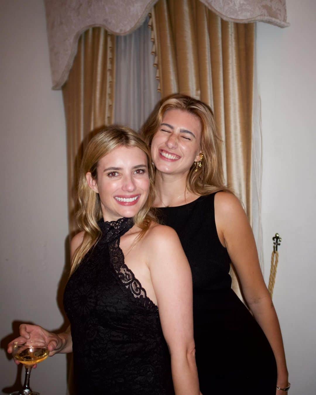 エマ・ロバーツさんのインスタグラム写真 - (エマ・ロバーツInstagram)「sisters celebrating @goingwestpodcast get hitched! 💍 ❤️ 📸 @jasongarofolo」10月7日 10時28分 - emmaroberts