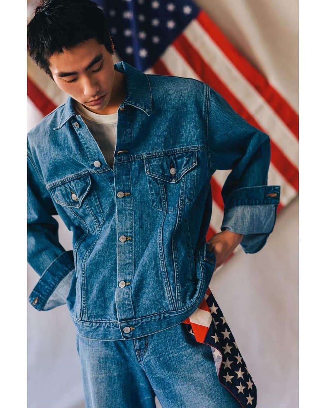 ジョンブルさんのインスタグラム写真 - (ジョンブルInstagram)「⁡ 2023 AUTUMN & WINTER America-Made Denim ⁡ 2023 AUTUMN & WINTERにローンチした【America-Made Denim】のセカンドデリバリーが10/6（金）各店舗に到着いたします。 ⁡ USコットンをメインに使用したJOHNBULLオリジナルの12OZデニムは特殊な紡績方法とエコな染色を施した唯一無二のデニムとなっています。 ⁡ 製品加工はアメリカの伝統色からインスピレーションを受けたブルーのグラデーションで第二段は濃いインディゴカラーが並びます。 ⁡ 一部店舗での限定アイテムですので、ぜひお近くの店舗にてご覧ください。 ⁡ ⁡ 「BIG APPLE」JACKET lot.US233L01/￥37,400 tax in ⁡ オーセンティックな3RDタイプのデニムジャケットは、両脇にはハンドウォーマーポケットを配していて、実用的かつ普遍的なアイテム。 ⁡ 長く愛用していただくにはぴったりなベストGジャン。 ⁡ ⁡ ⁡ ＜展開店舗＞ JOHNBULL 表参道店 JOHNBULL 新潟店 Johnbull Private labo 岡山店 Johnbull Private labo 博多店 JOHNBULL HEAD HARBOR グランフロント店 JOHNBULL HEAD HARBOR 二子玉川ライズ店 ⁡ ⁡ ⁡ #johnbull #AmericaMadeDenim #johnbulldenim #2023AW #ジョンブル  #ジョンブルデニム #デニム #ジーンズ #USコットン」10月7日 10時30分 - johnbull_private_labo