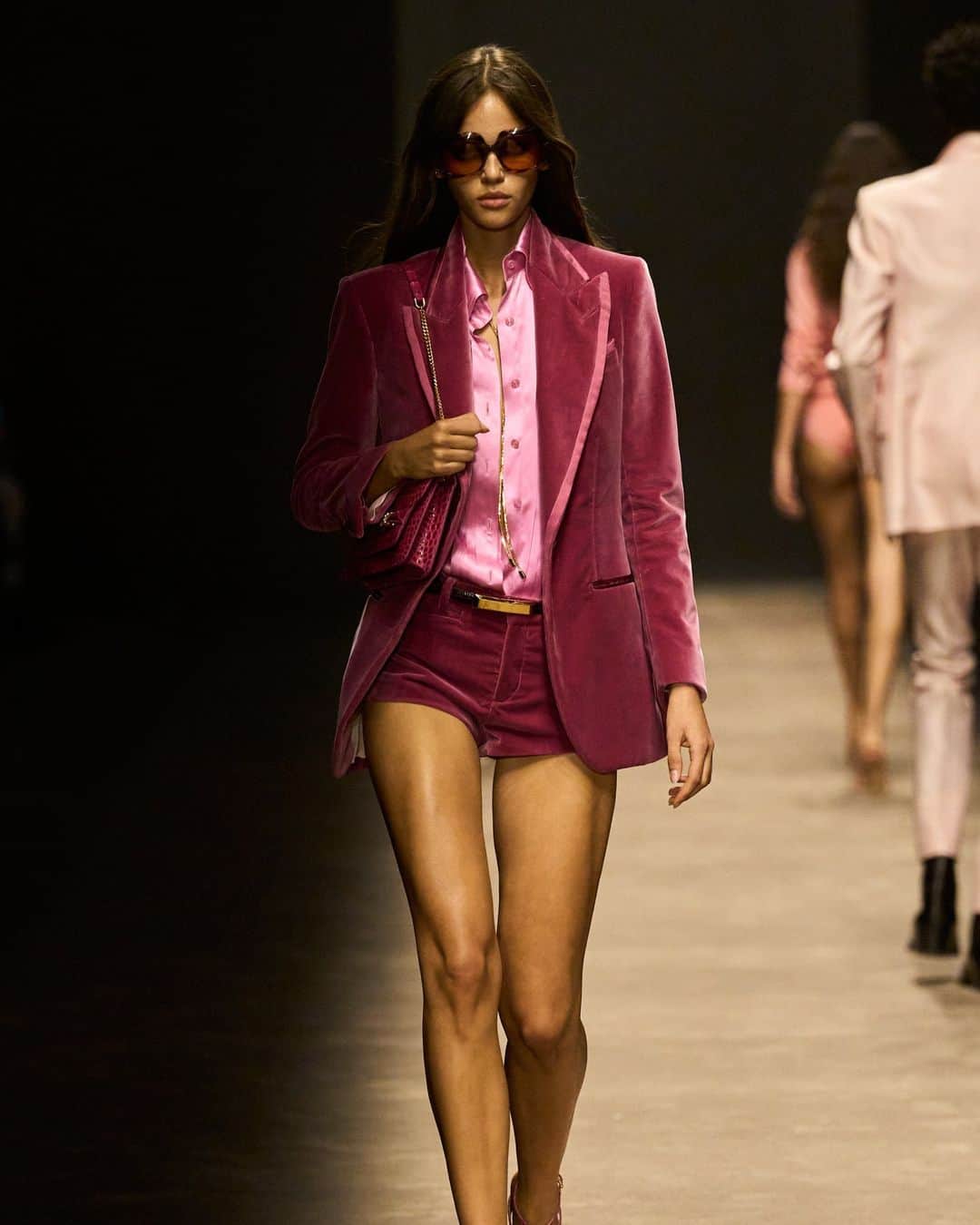 Vogue Australiaのインスタグラム：「For those who are still not ready to rock up to the office in their knickers, hot pants so too took over the runways this season, leading us even further into the looming territory of indie sleaze's triumphant resurgence. We witnessed them on the runways at #TomFord, #Gucci, #DionLee, and even #Chanel. At the link in our bio, we explore the burgeoning summer trend.  📷 Gorunway.com」