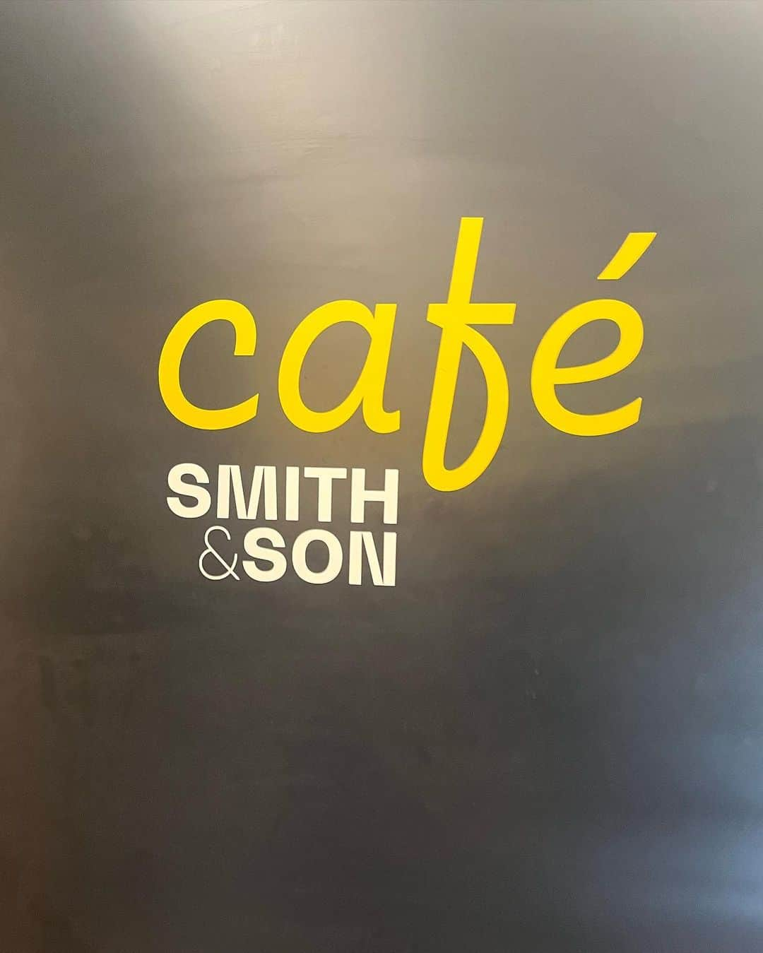 志村玲那さんのインスタグラム写真 - (志村玲那Instagram)「#smithandson #cafe #ランチ  #かわいい店内 #美味しいハンバーガー #ガッツリ食べた #お腹いっぱい #結構大きい  #下が本屋さん #それもよかった  #パリランチ  #パリ #パリ旅行　 #Paris #paristravel #paristrip #フランス　#フランス旅行」10月7日 10時42分 - rena_shimura