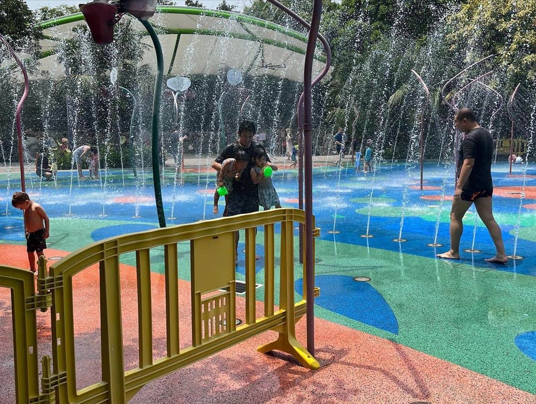 瀬間友里加さんのインスタグラム写真 - (瀬間友里加Instagram)「🪁🩵👬 親友くんとペイントした凧で🪁走り回って汗かいた後は、Garden By the bay のウォーターパークで水遊びして、ランチにSatay By the bayでサテーを食べるというお決まりコース💓この日は暑くて疲れ果てた😂☀️ #gardensbythebay #singapore #marinabaysands #シンガポール生活 #シンガポール #シンガポール在住」10月7日 10時37分 - yurika.sema