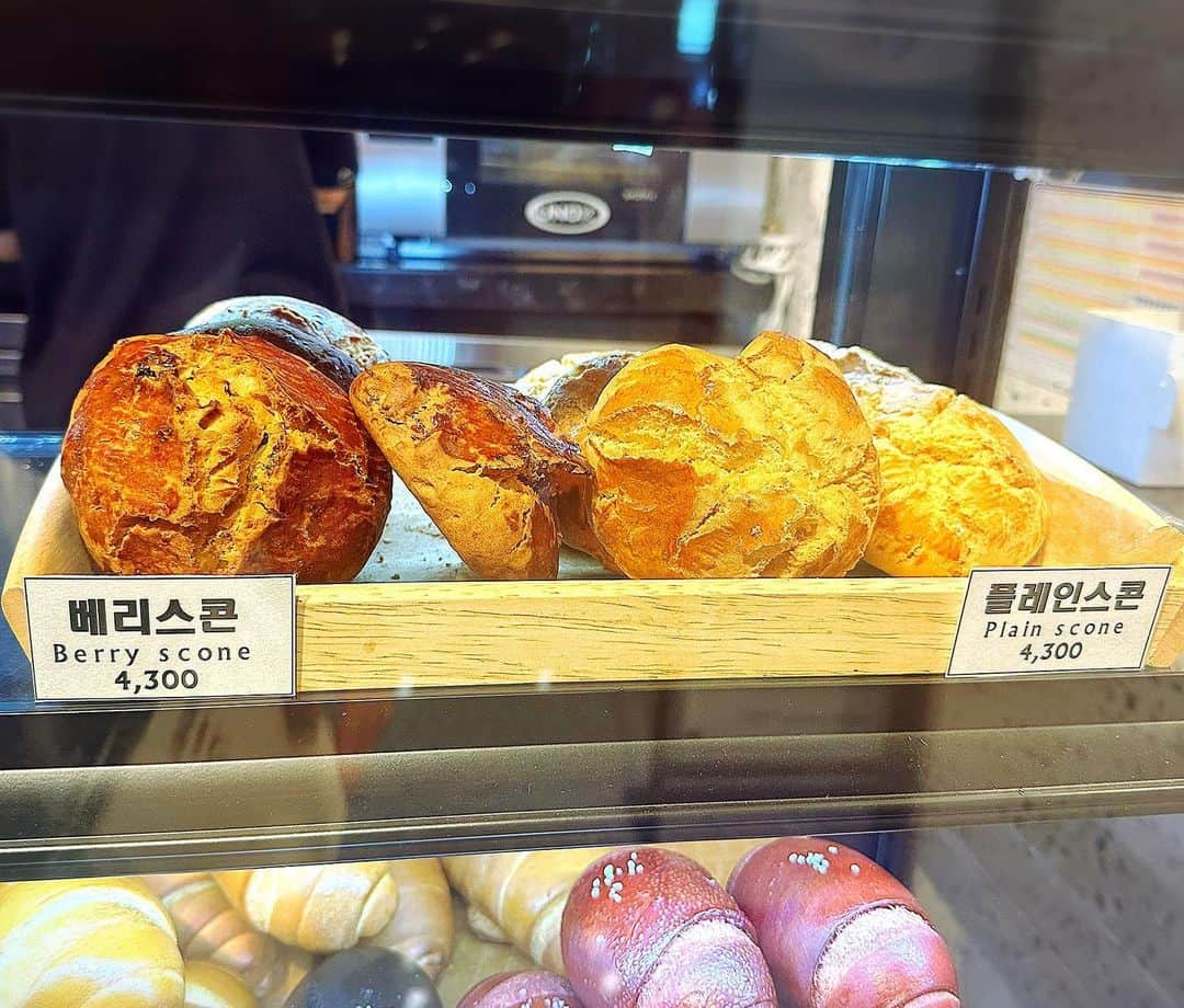 とぎもちさんのインスタグラム写真 - (とぎもちInstagram)「. 【仁川 🇰🇷 인천】  仁川国際空港第1ターミナルの中にある cafe チョンヘユム☕️💕  ここのキャラメルシナモン塩パンが 絶品過ぎるって前紹介したんですが 今回は初のスコーン！！  ベリースコーンの方買って食べてみたら…  めっちゃ美味しいやつ😭💓💓  ここ美味しいのは 塩パンだけじゃなかったのか。。  #cafechenghyeyum #cafeチョンヘユン #カフェチョンヘユン #ベリースコーン #スコーン #仁川国際空港第１ターミナル #仁川国際空港 #仁川国際空港カフェ #카페청혜윰 #인천국제공항 #인천 #인천국제공항제1터미널 #인천공항카페 #베리스콘 #とぎもちスコーン #とぎもちカフェチョンヘユム#とぎもちパン #とぎもち仁川国際空港 #とぎもちチョンヘユム」10月7日 10時39分 - togistagram