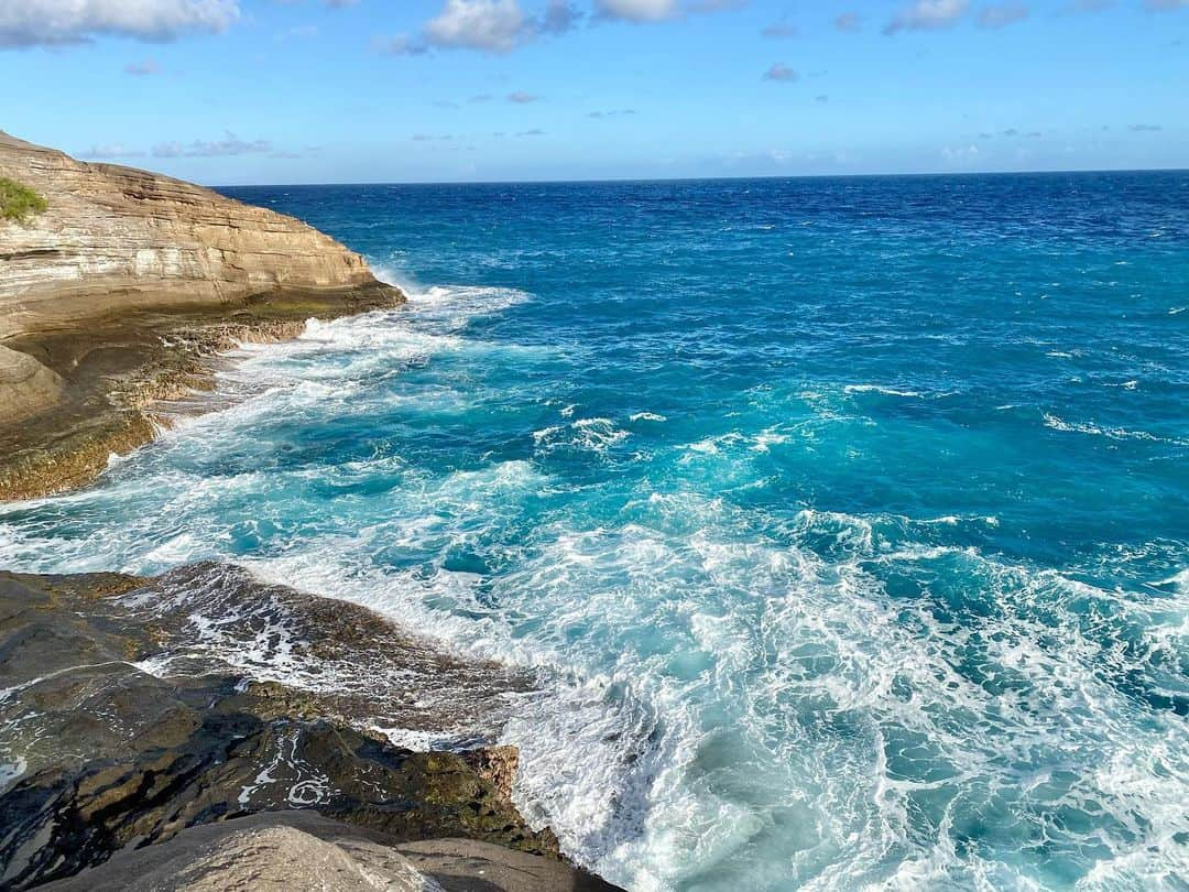 Aloha Street アロハストリートのインスタグラム：「ハワイカイ方面にある絶景スポット、スピッティング・ケーブへ🌊  迫力ある波と地層に自然のパワーをもらいました💪  （アカネ）  #ハワイ #ハワイ好き #ハワイ好きな人と繋がりたい #スピッティングケーブ #ホノルル#ハワイの海 #ハワイカイ#海好きな人と繋がりたい #ハワイ生活 #ハワイの景色 #ハワイ旅行 #ハワイ観光 #ハワイ情報 #hawaii #hawaiilife #hawaiitravel #spittingcaves #hawaiikai」