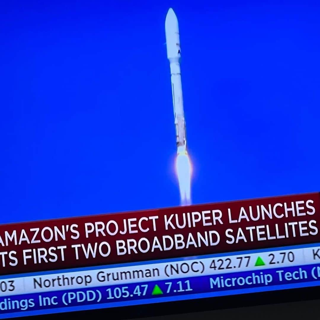 ジェフ・ベゾスのインスタグラム：「Five plus years in the making. So much care, persistence, boldness, and beauty. What an amazing endeavor. The first two Kuiper prototypes are now safely orbiting 500 kilometers above the earth. Big milestone and much more to come!」