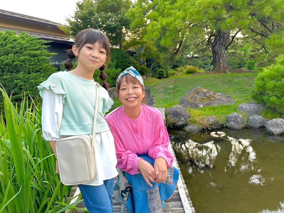 高坂友衣のインスタグラム：「. 今日のハッピィ 新コーナーのはぴさんぽ！  一緒にお散歩したのは 木村玲菜ちゃん🧚  かわいい。 美少女。 そして明るくていい子💚 玲菜ちゃんと電車に乗ってお散歩できて、おばちゃんとっても嬉しかったです👵 また一緒にお散歩してね！  #はぴさんぽ #玲菜ちゃんのママは私の2個下 #玲菜ちゃんのママは私の高校の後輩」