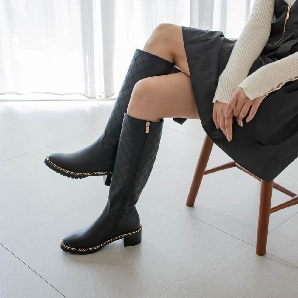 RANDAさんのインスタグラム写真 - (RANDAInstagram)「. 【LONG BOOTS COLLECTION】   秋冬の大定番ロングブーツ。 フェミニンなスタイルには丁度いいスパイスを、カジュアルなスタイルには女っぽさを出してくれる万能ロングブーツを。 バランスよく着こなすためのコーディネートをご紹介します🤎  ──────────  ※詳細は @randa_pic プロフィールURLよりご覧ください！  #RANDA #RANDA20th #2023aw #autumn #wintter #ロングブーツ #新作ブーツ #秋服 #秋コーデ #autumncoordinate #instafashion #fashion #ootd #ランダ  #ファッション #スタイリング」10月7日 11時00分 - randa_pic