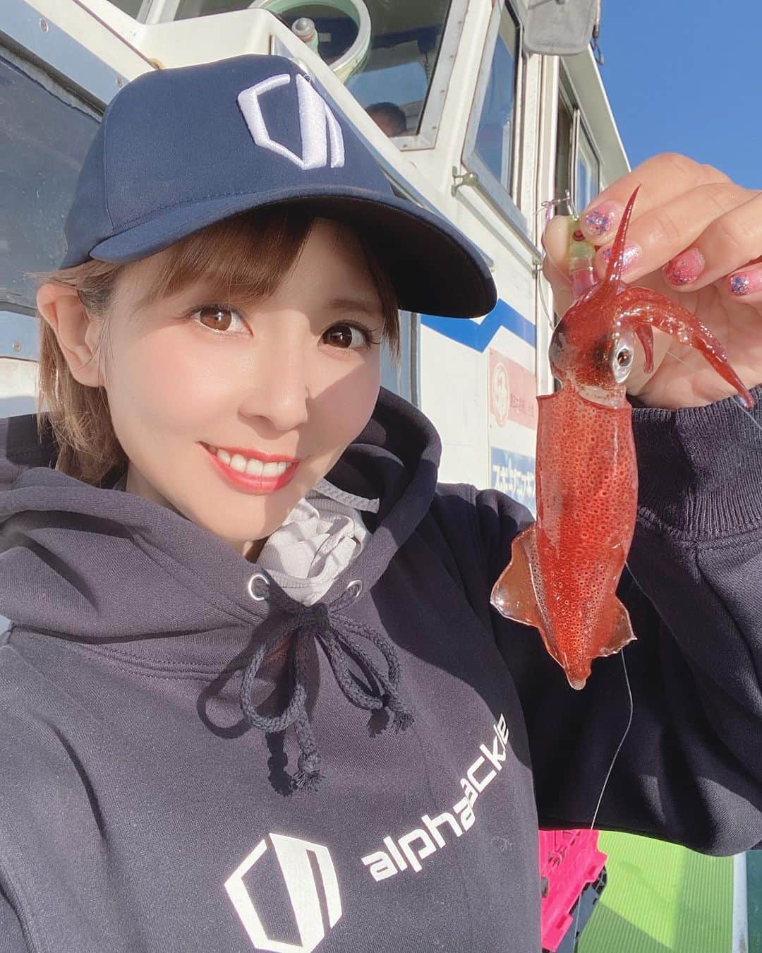 井上直美さんのインスタグラム写真 - (井上直美Instagram)「昨日は葉山のたいぞう丸さんからマルイカ釣り♡やっぱり楽しい釣りだ！でも、まだ全体的に小さいのでイカさんはティップランアオリにシフトしてマルちゃんは時期をおいて遊びに行こー(^^)帰りは葉山コロッケを買って帰ったよー。葉山と言えば色んな美味しいお土産があるから帰りの道中も楽しいね。  🦑タックルデータ🦑 ロッド♡アルファタックル アルファソニック マルイカ 148MH リール♡テイルウォーク エラン SW VTN73L ライン♡アプロード ソルトマックス GT-R PE 0.8号 リーダー♡アプロード ソルトマックス ショックリーダーモバイル タイプＦ16lb スッテ♡JOKER  サングラス♡宅配のめがねやさん  船♡葉山　たいぞう丸さん  　#PR  #マルイカ　#たいぞう丸　#葉山コロッケ　#アルファタックル　#アルファソニックマルイカ　#JOKER  #サンヨーナイロン」10月7日 11時00分 - naochingyo