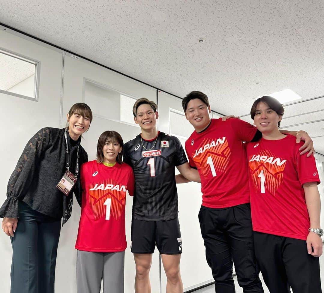 吉田沙保里のインスタグラム：「男子バレー初観戦🏐😆  宗くんと舞子ちゃんと一緒に応援🔥🔥🔥  会場で観ると迫力が凄かった👏  この大歓声の中で戦えるって 最高やね😆👍  この大会でオリンピックの切符を 掴み取って欲しいな👊  頑張れ日本🇯🇵🔥  #西田有志 #三重県繋がり #村上宗隆 #狩野舞子」