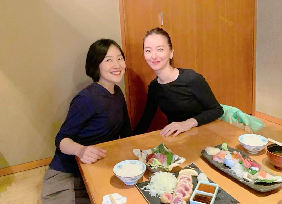 東麻美のインスタグラム：「なぎさん @nagicia と🐟🥢 9月生まれ・天秤座のお互いのバースデーをお茶で乾杯🍵  敬愛する私の先生です。 なぎさんを独り占め出来て嬉しかった🤭フフフ  #birthday#september#autumn #pilates#pilatesteacher #ピラティス」