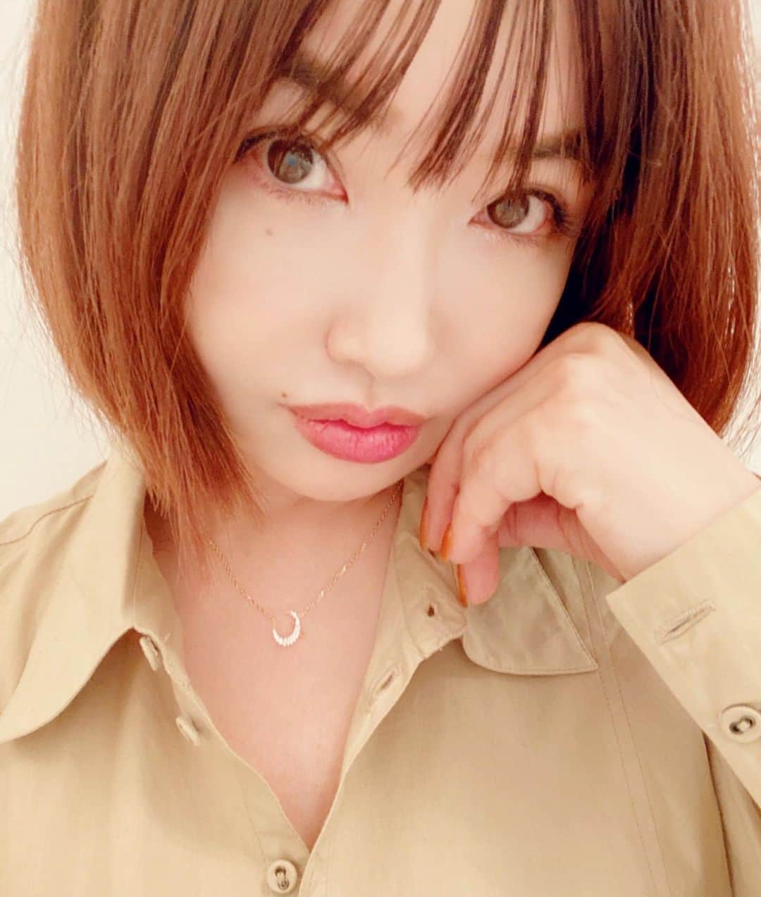 平子理沙のインスタグラム：「JADE+R（ジェイドアール） ミニシュガームーンネックレス イエローゴールドコーティングは 本日10月7日、17時予約販売が締め切りになります🌙 この間着けていたプラチナの予約販売は 10/4〜10/11までになります🩵  以前発売されたシュガームーンネックレスが大好評だったため、会社や学校にも着けて行ける小さなシュガームーンを作りました🌙✨✨✨✨✨🌙✨✨✨✨✨✨🌙✨  ビジネスシーンでもプライベートでもどちらでも活躍するサイズになっています。 小さな三日月だけど、サイズの異なる3種の石を21石、パヴェセッティングで敷き詰めたので、輝きが違います💎✨✨ 裏もこだわり、ふっくらとした丸みを帯びて、裏が見えても、リバーシブルでも使用できます。 チェーンはキラキラの、カット小豆チェーン。 コーティングは高級ジュエリーで使用する18金（金色）とプラチナ（銀色）を使用しています。✨✨✨  ベースがシルバー925なのでお値段もおさえられました。 販売価格は税別12000円。 とっても可愛く完成したと思います😆  今回は、受注生産の限定販売となります。  ショップはこちらから🔻 https://jadejewelry.shop/  #jadejewelry #JADE+R#jewelry #gold#platinum#diamond #fashion#beauty #lifestyle #risahirako#平子理沙」